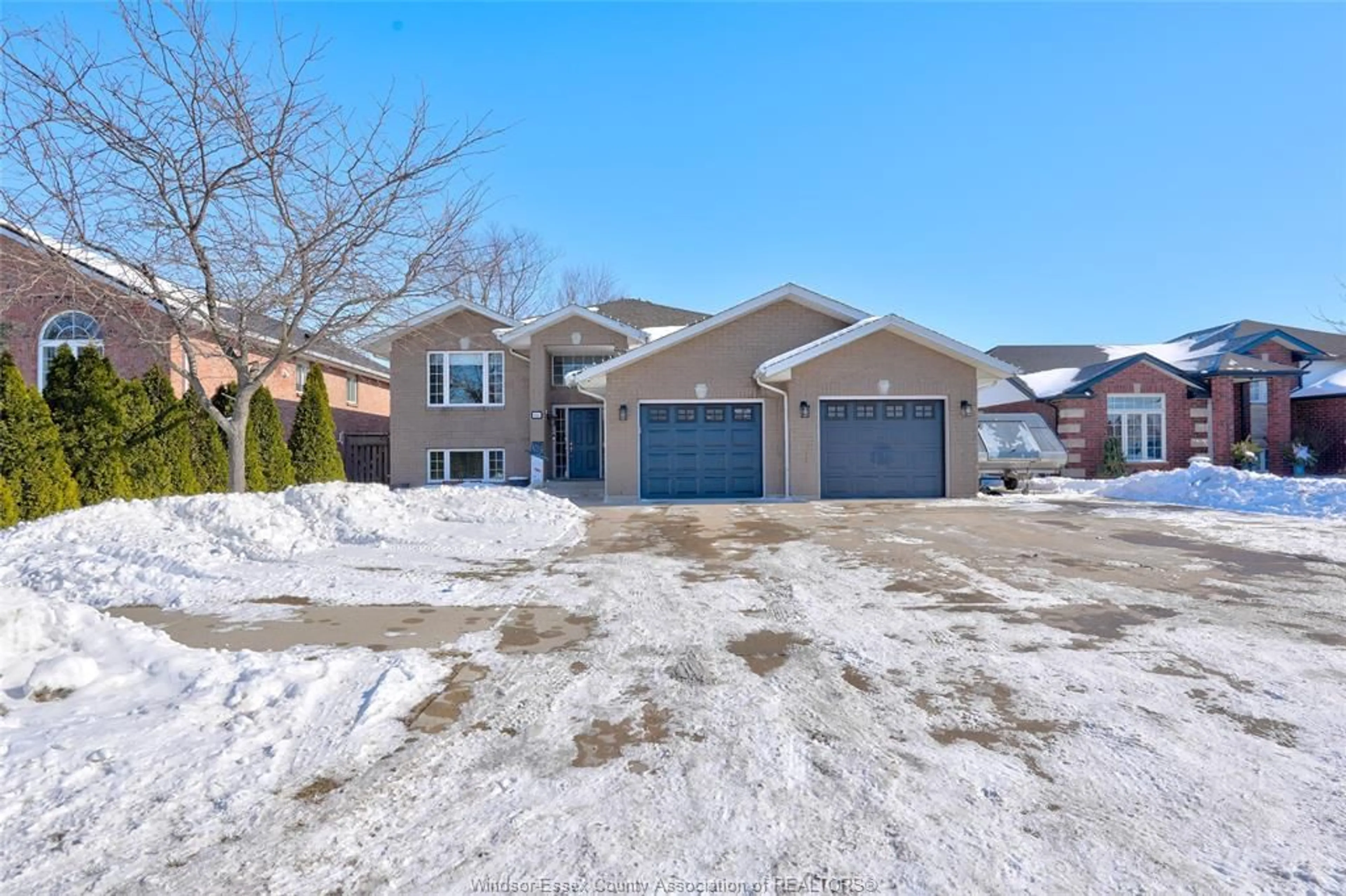 Home with brick exterior material, street for 833 SOUTHWOOD Dr, Lakeshore Ontario N8L 1G1