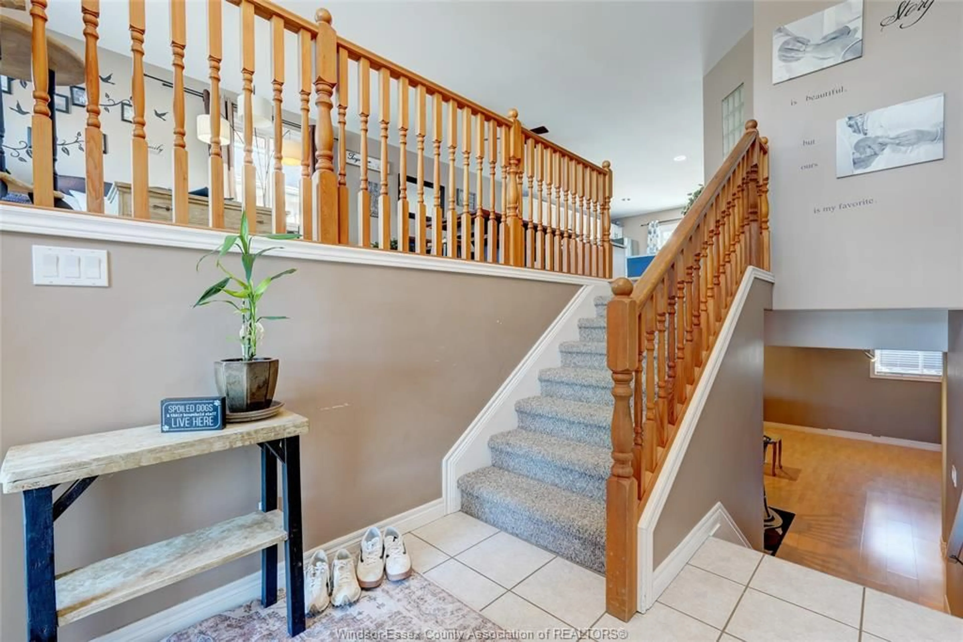 Indoor foyer for 833 SOUTHWOOD Dr, Lakeshore Ontario N8L 1G1
