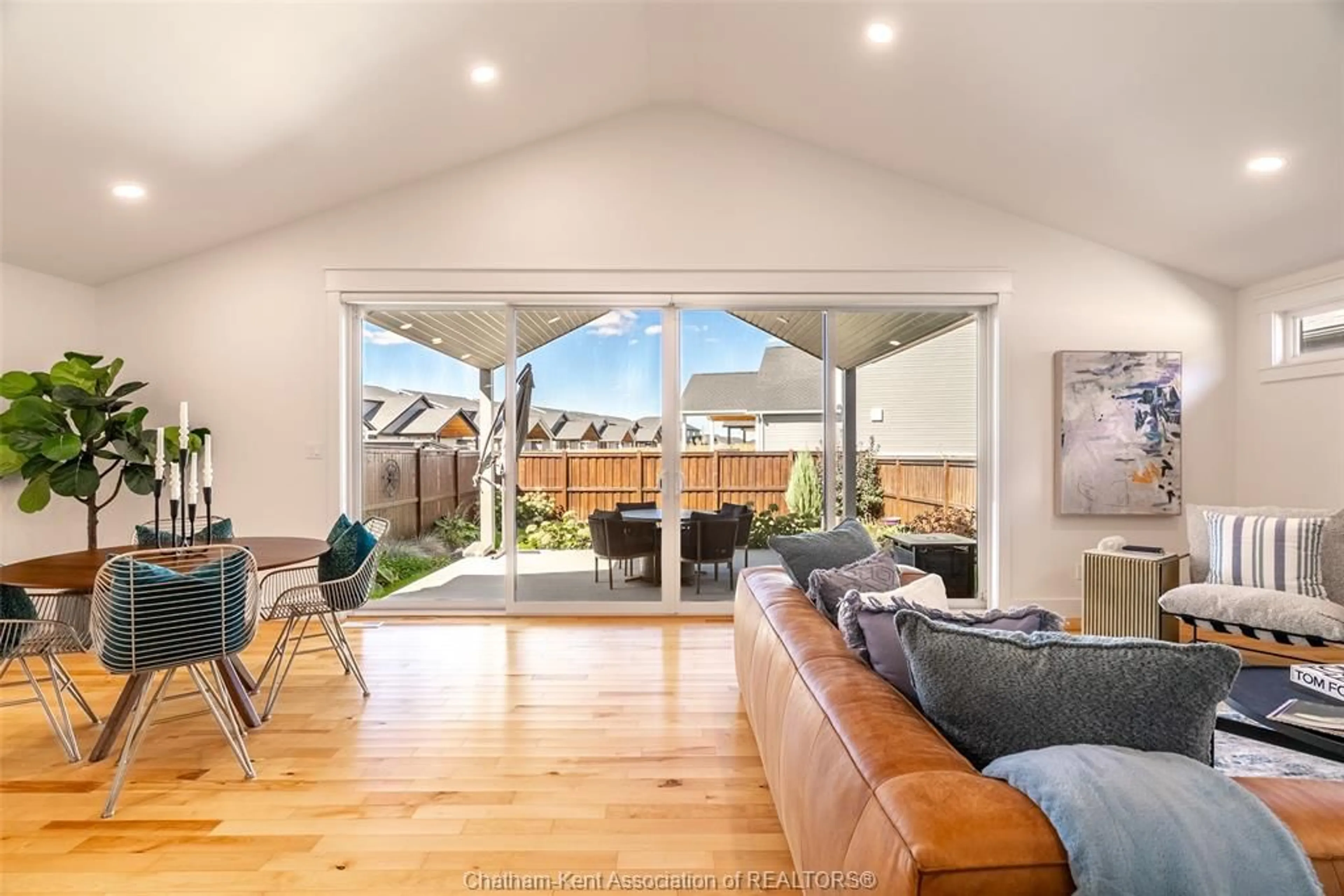 Living room with furniture, unknown for 21 Cabot Trail, Chatham Ontario N7L 0A4