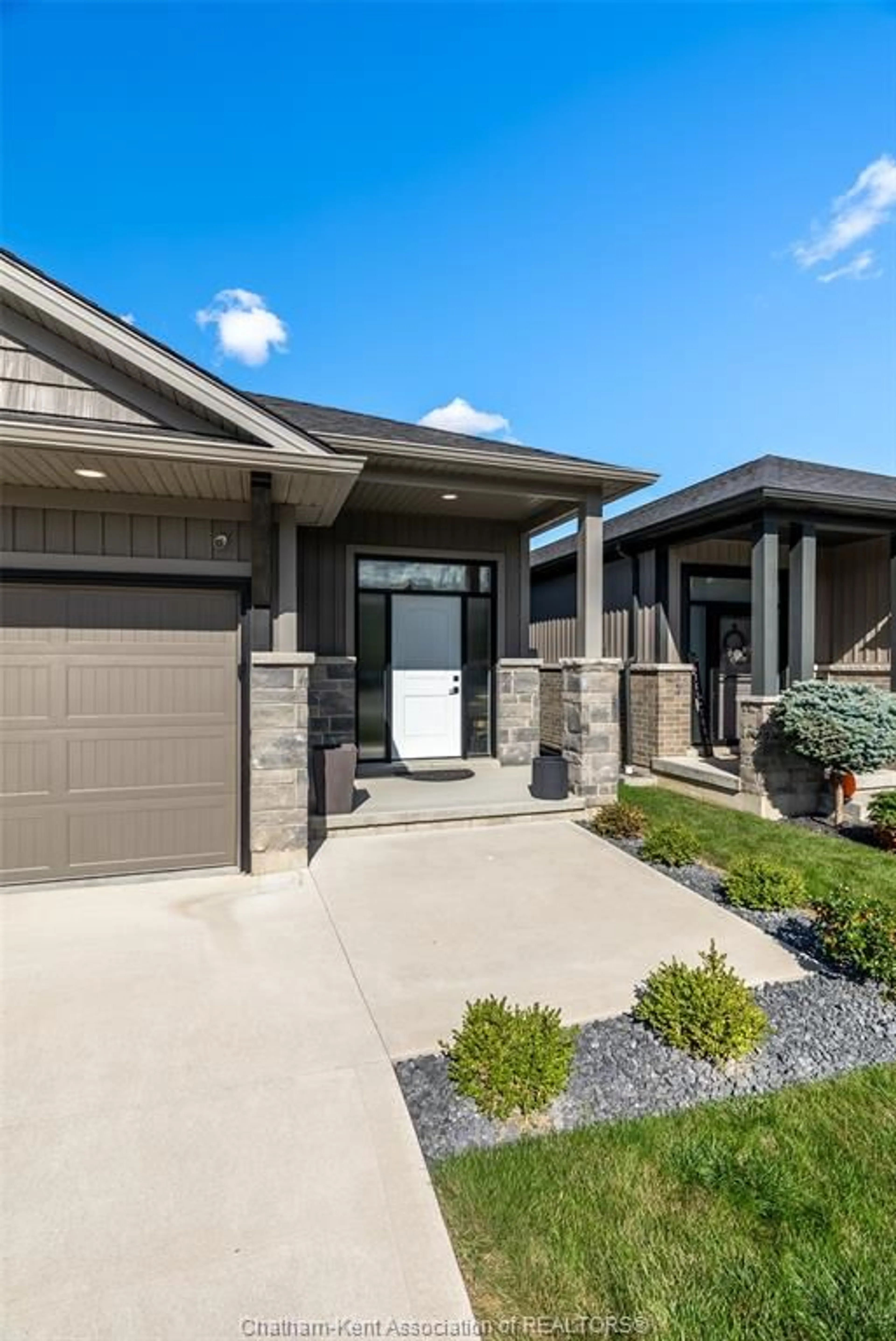 Home with vinyl exterior material, street for 21 Cabot Trail, Chatham Ontario N7L 0A4