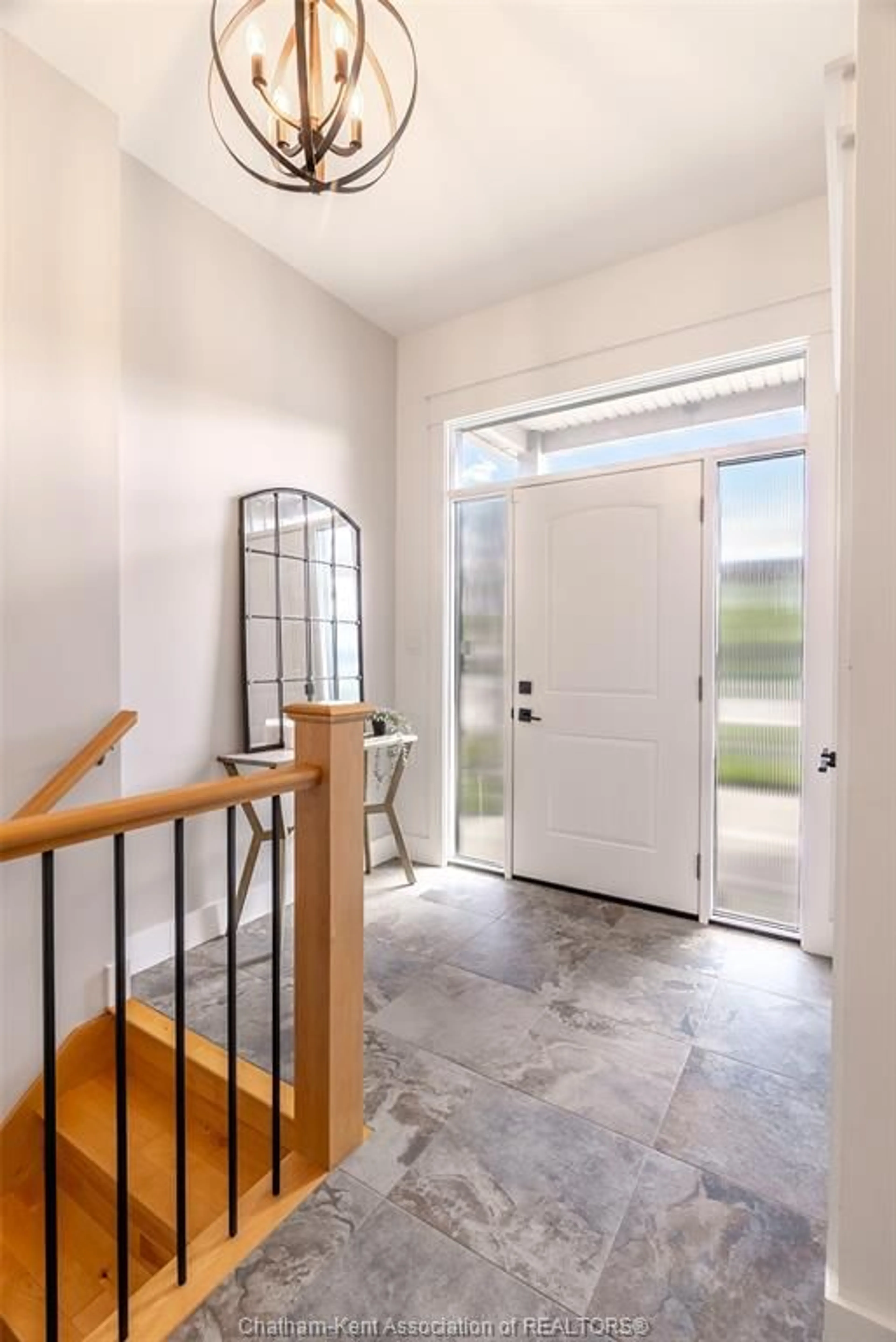 Indoor entryway for 21 Cabot Trail, Chatham Ontario N7L 0A4