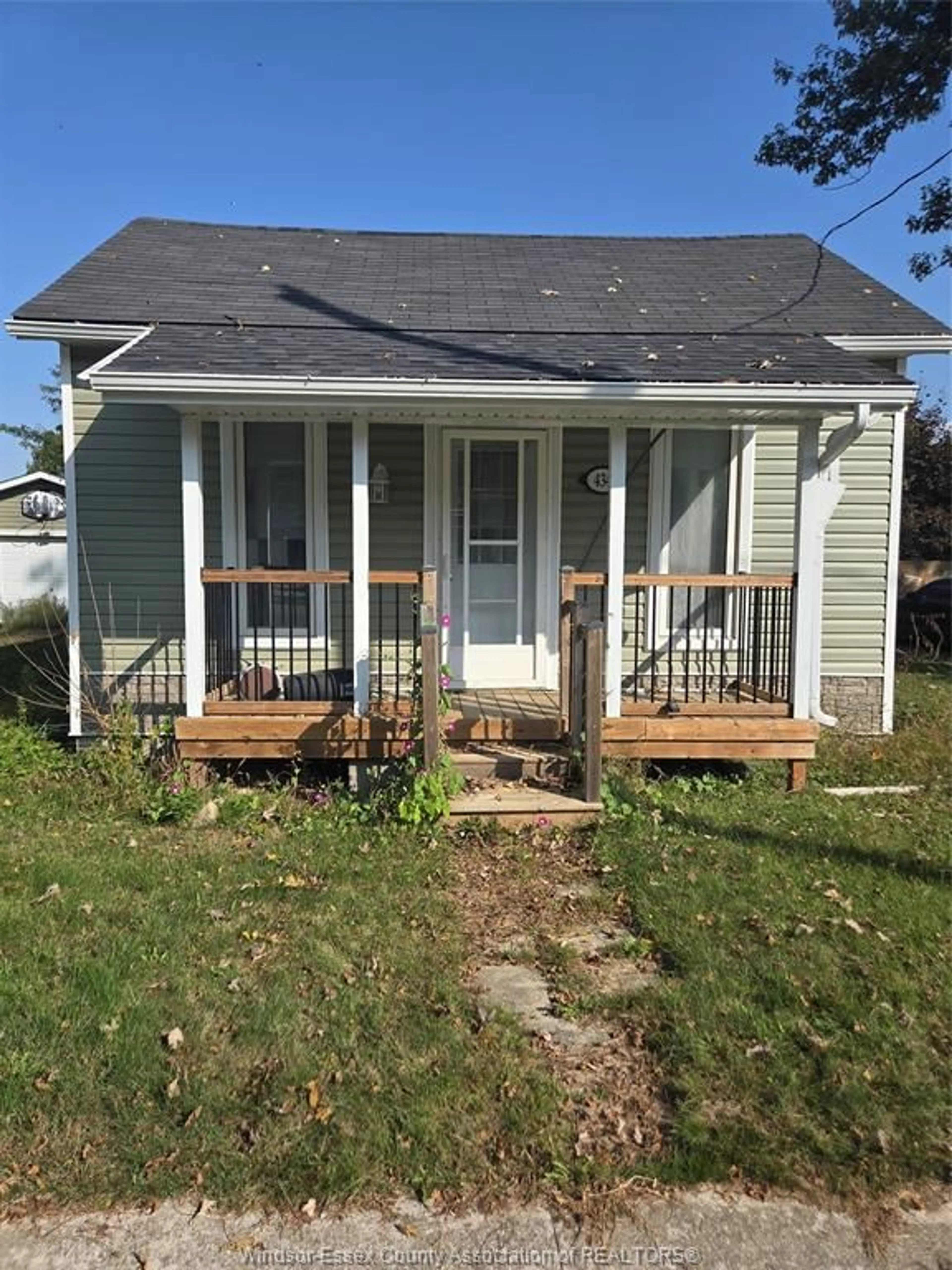 Home with vinyl exterior material, street for 434 ISAAC St, Dresden Ontario N0P 1M0