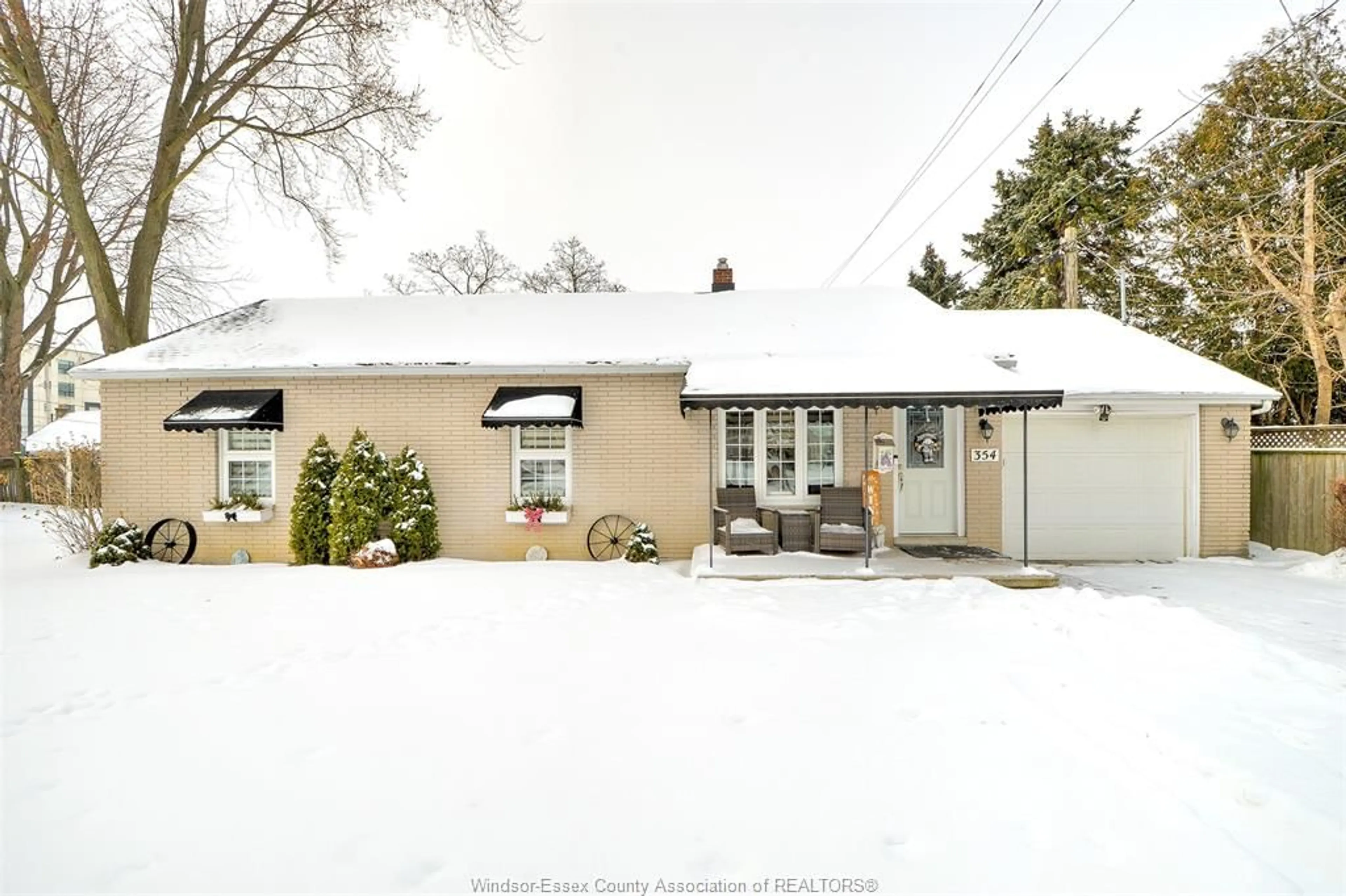 A pic from outside/outdoor area/front of a property/back of a property/a pic from drone, street for 354 KING St, Amherstburg Ontario N9V 2E2