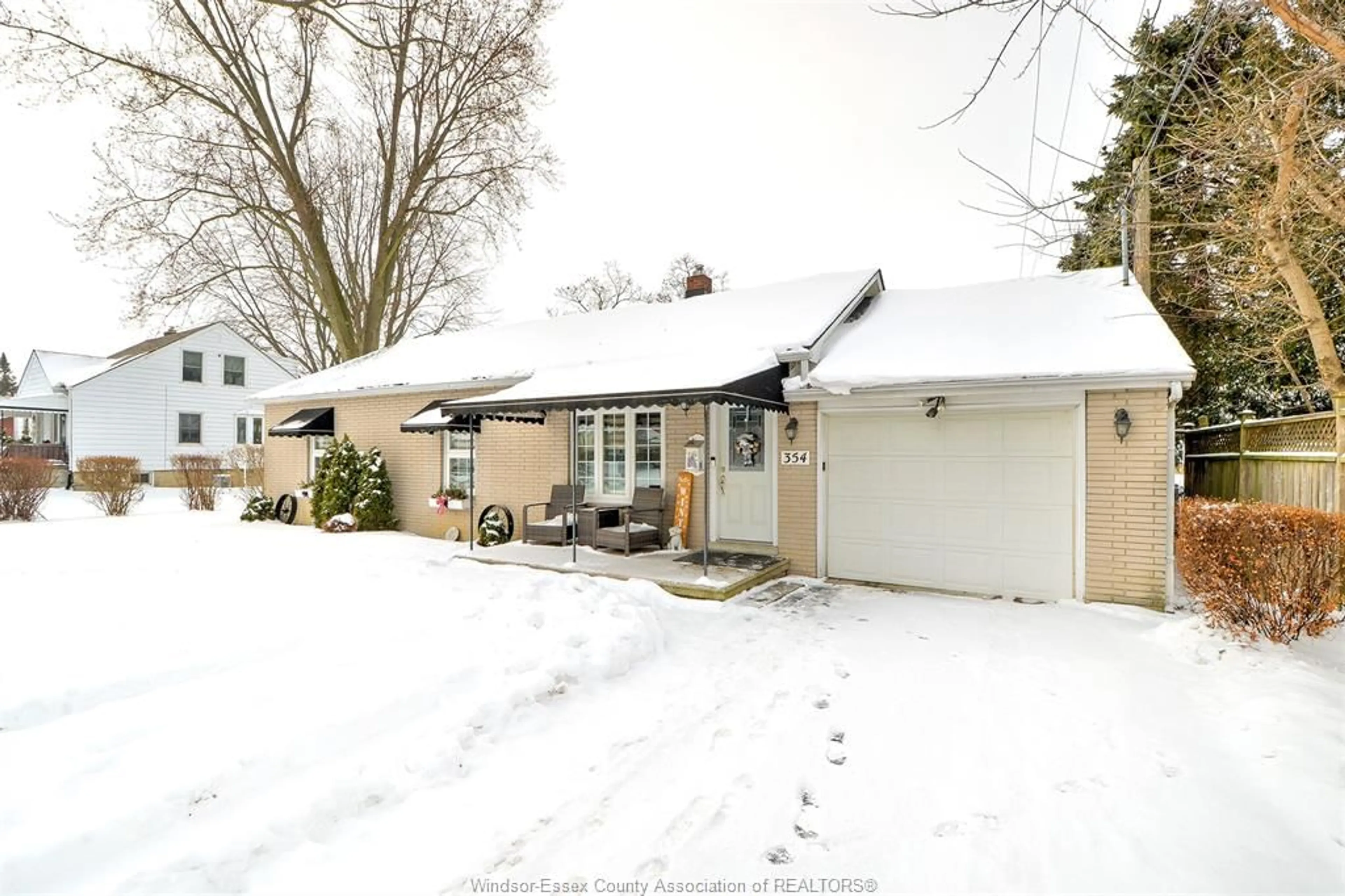 A pic from outside/outdoor area/front of a property/back of a property/a pic from drone, street for 354 KING St, Amherstburg Ontario N9V 2E2