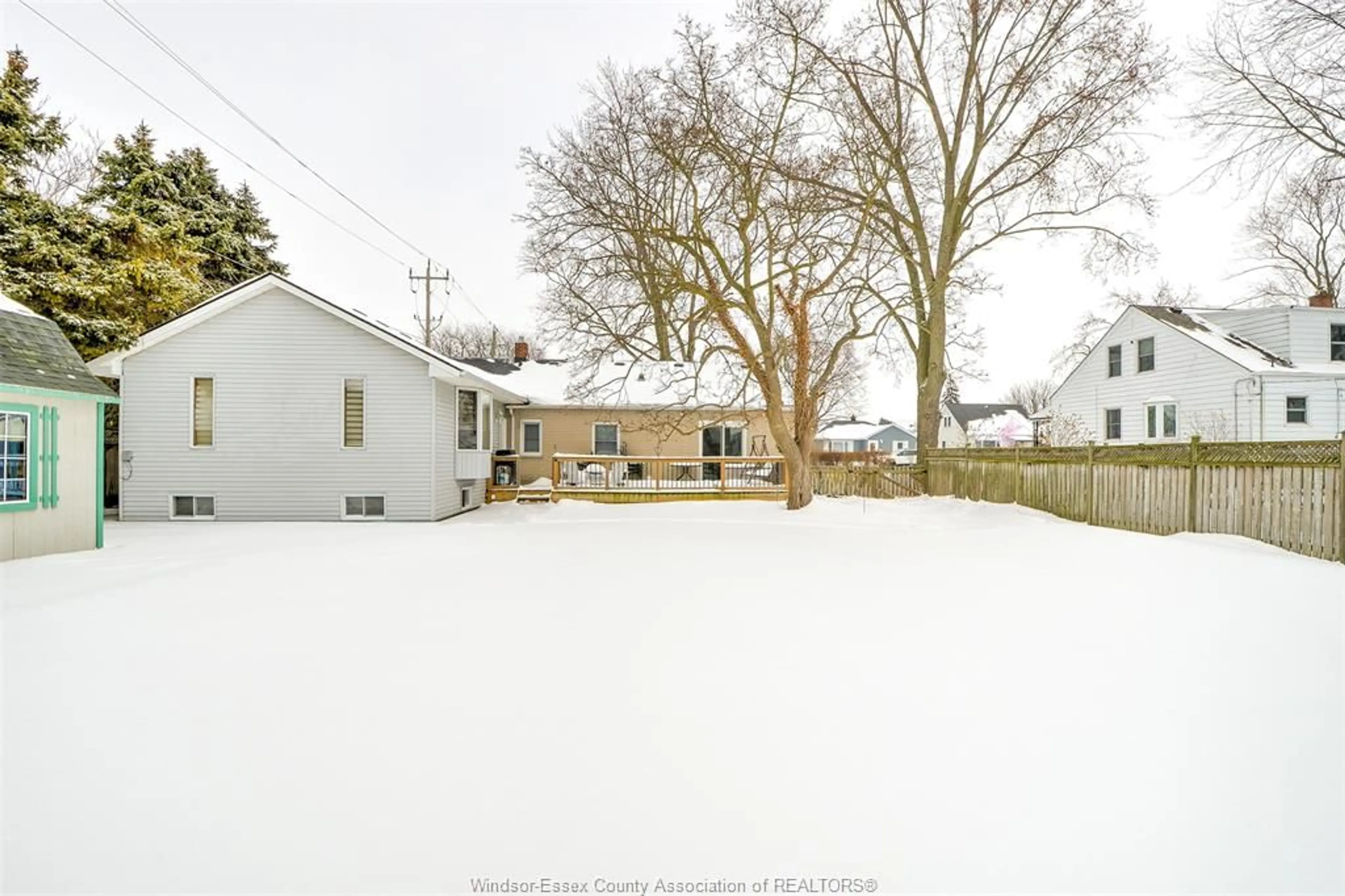 A pic from outside/outdoor area/front of a property/back of a property/a pic from drone, street for 354 KING St, Amherstburg Ontario N9V 2E2