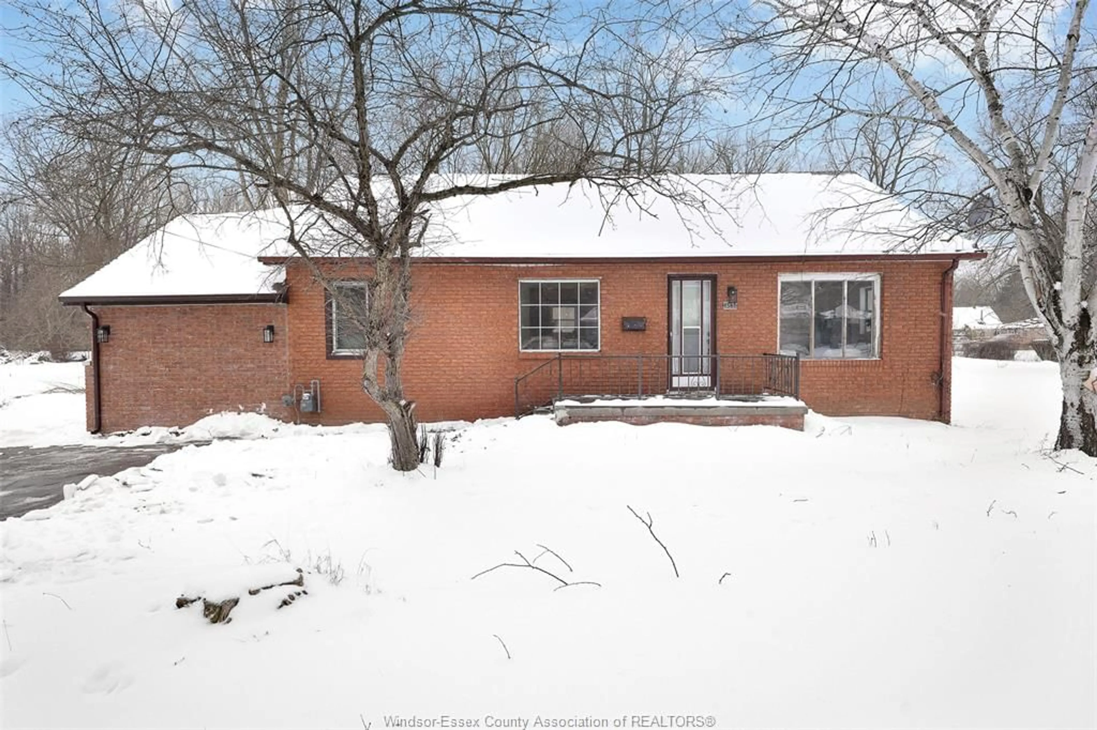 A pic from outside/outdoor area/front of a property/back of a property/a pic from drone, street for 1561 ARMANDA St, Windsor Ontario N9C 3X1