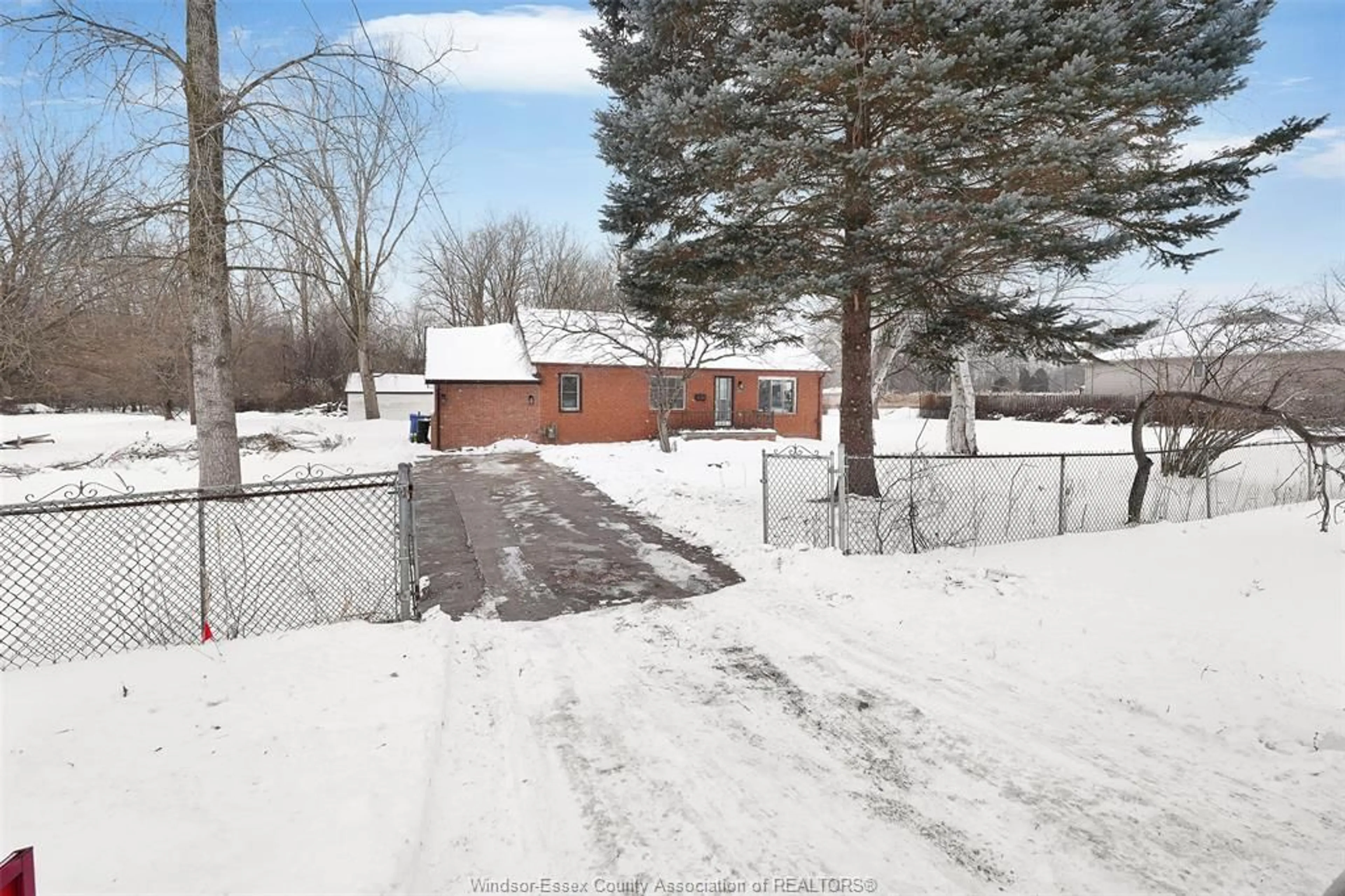 A pic from outside/outdoor area/front of a property/back of a property/a pic from drone, street for 1561 ARMANDA St, Windsor Ontario N9C 3X1