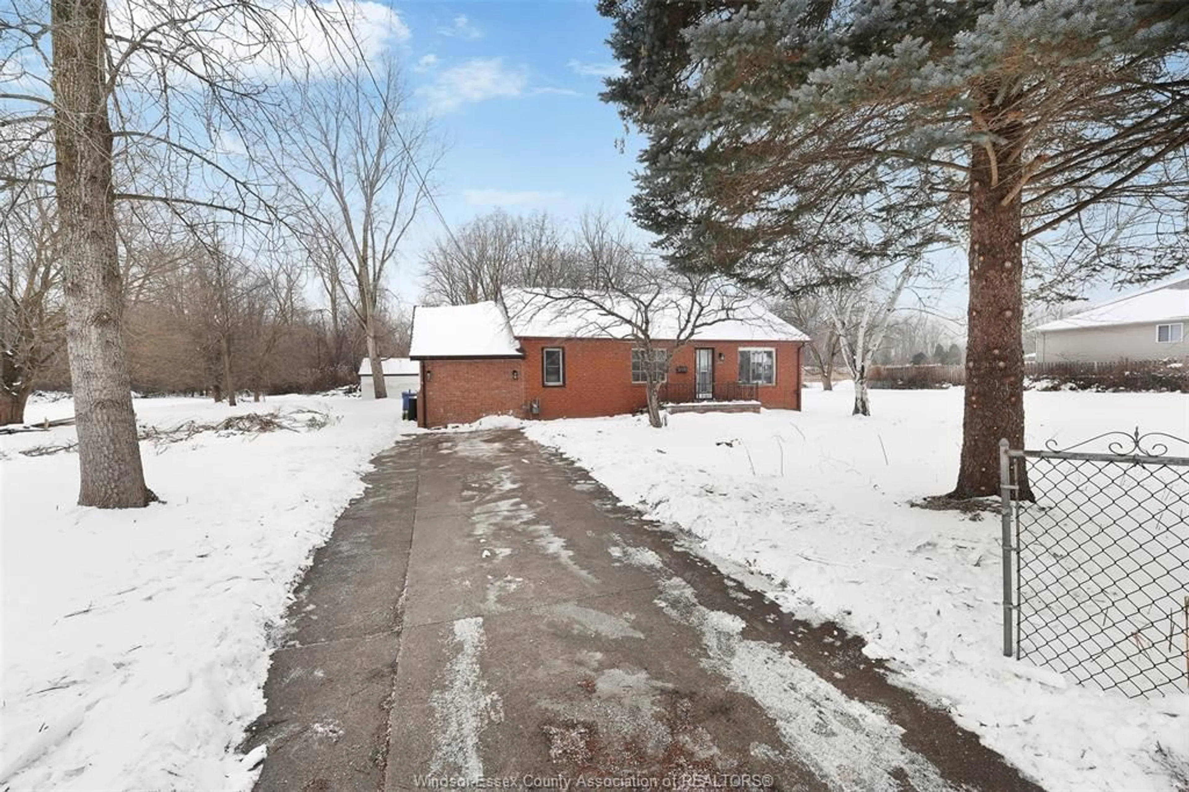 A pic from outside/outdoor area/front of a property/back of a property/a pic from drone, street for 1561 ARMANDA St, Windsor Ontario N9C 3X1