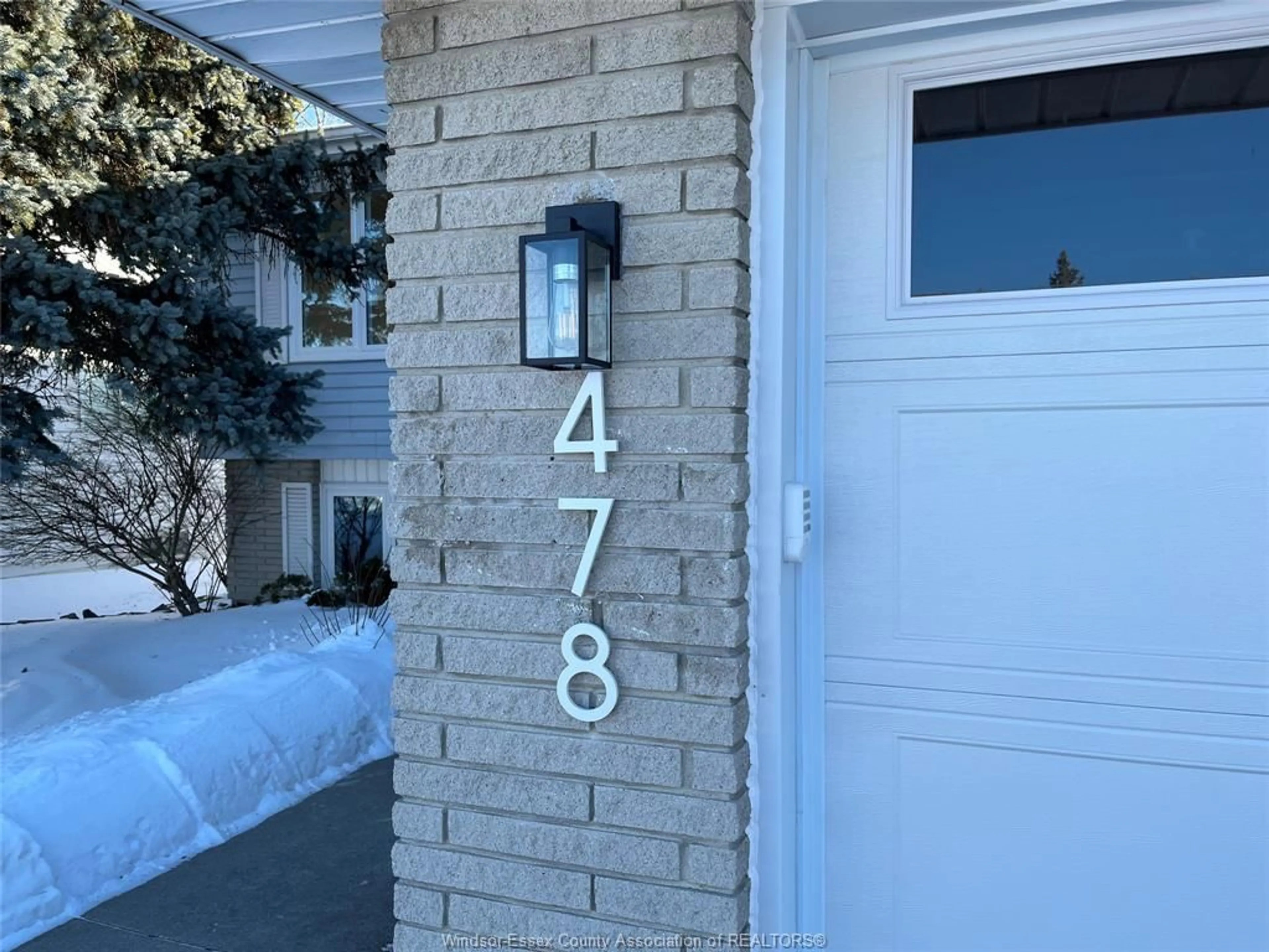 Indoor entryway for 478 DESJARDINS St, Lakeshore Ontario N8L 0N1