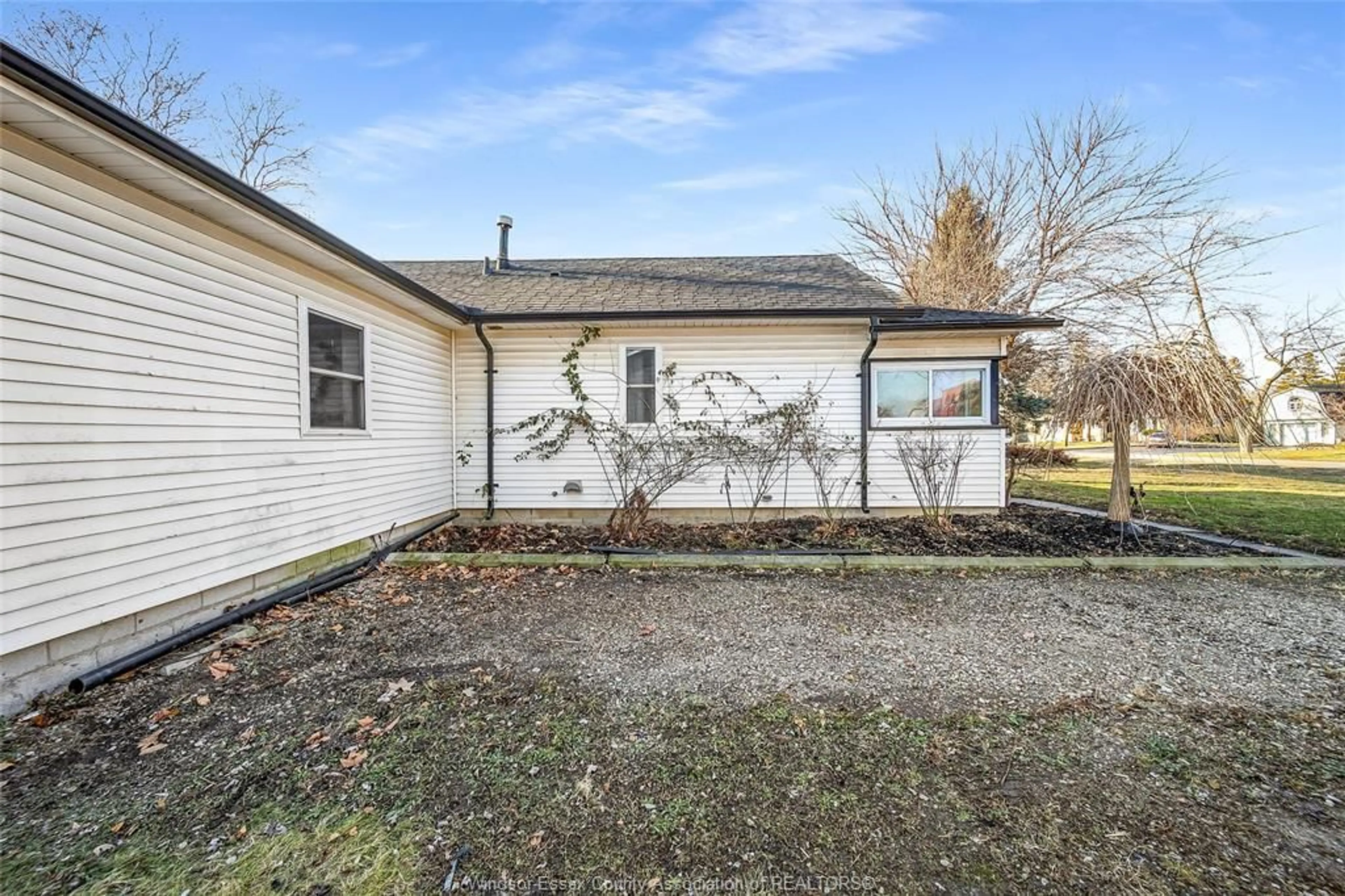 A pic from outside/outdoor area/front of a property/back of a property/a pic from drone, street for 172 LAURIER, LaSalle Ontario N9J 1L5