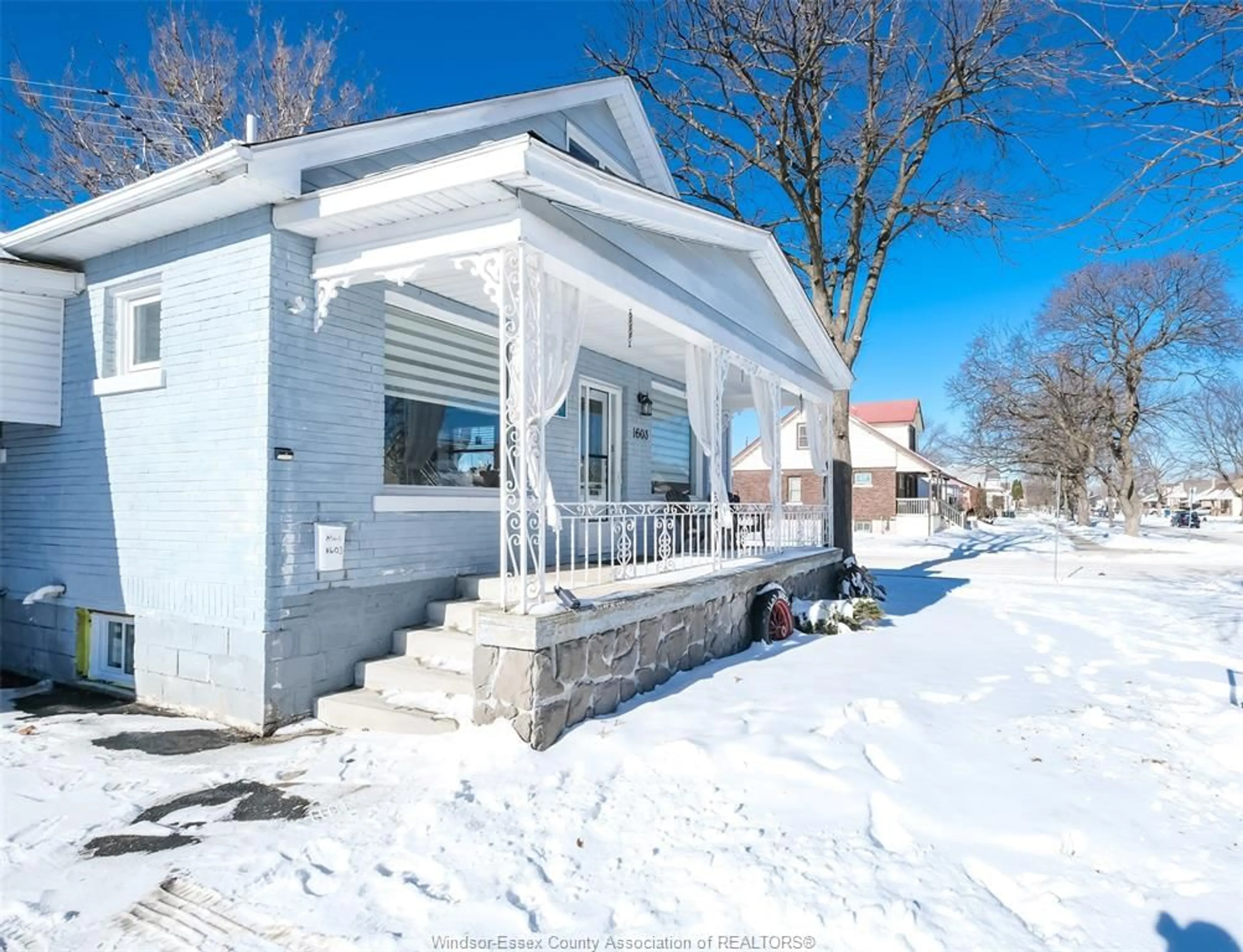 A pic from outside/outdoor area/front of a property/back of a property/a pic from drone, street for 1603 ALBERT Rd, Windsor Ontario N8Y 3R4