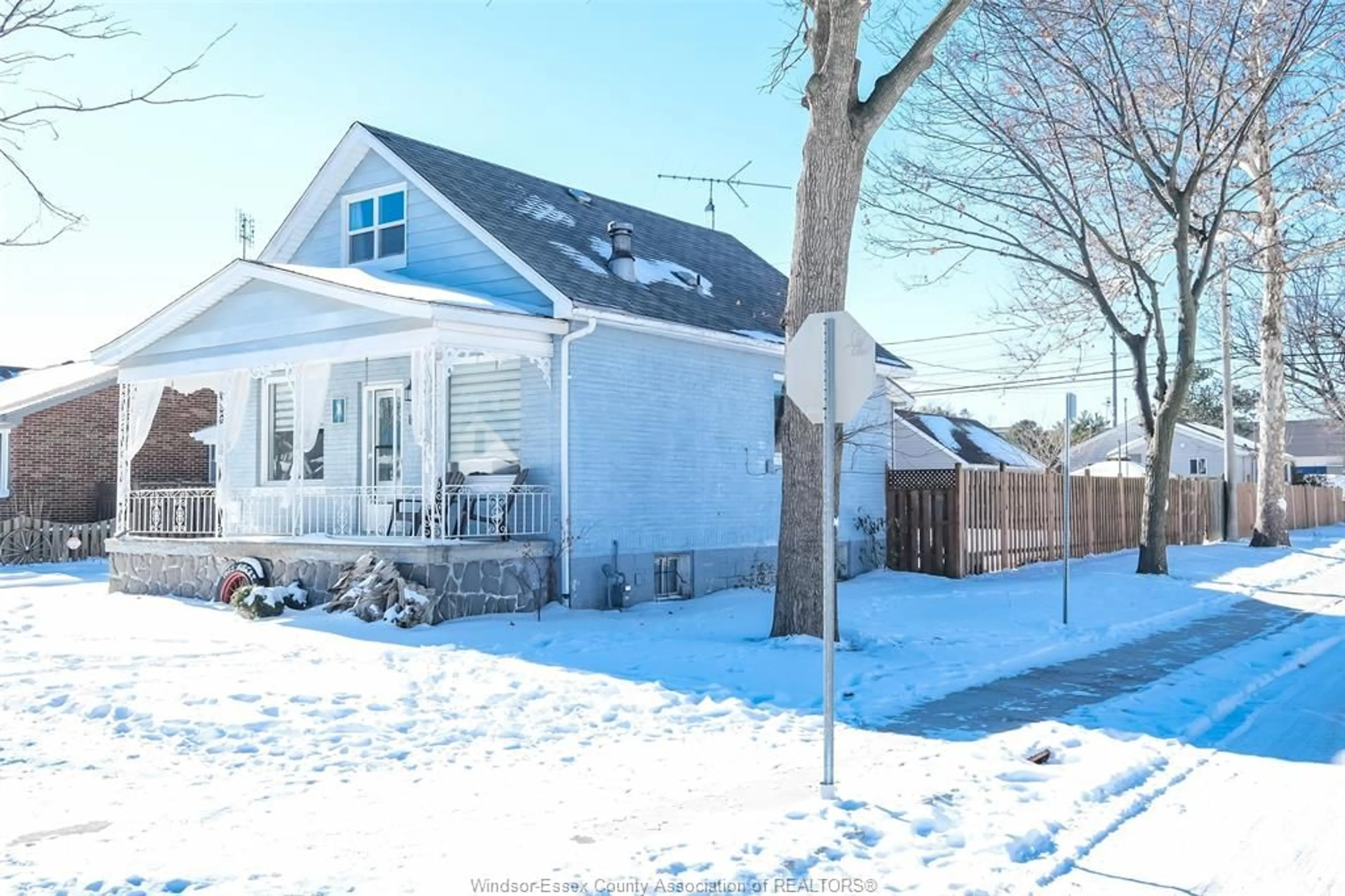 A pic from outside/outdoor area/front of a property/back of a property/a pic from drone, street for 1603 ALBERT Rd, Windsor Ontario N8Y 3R4