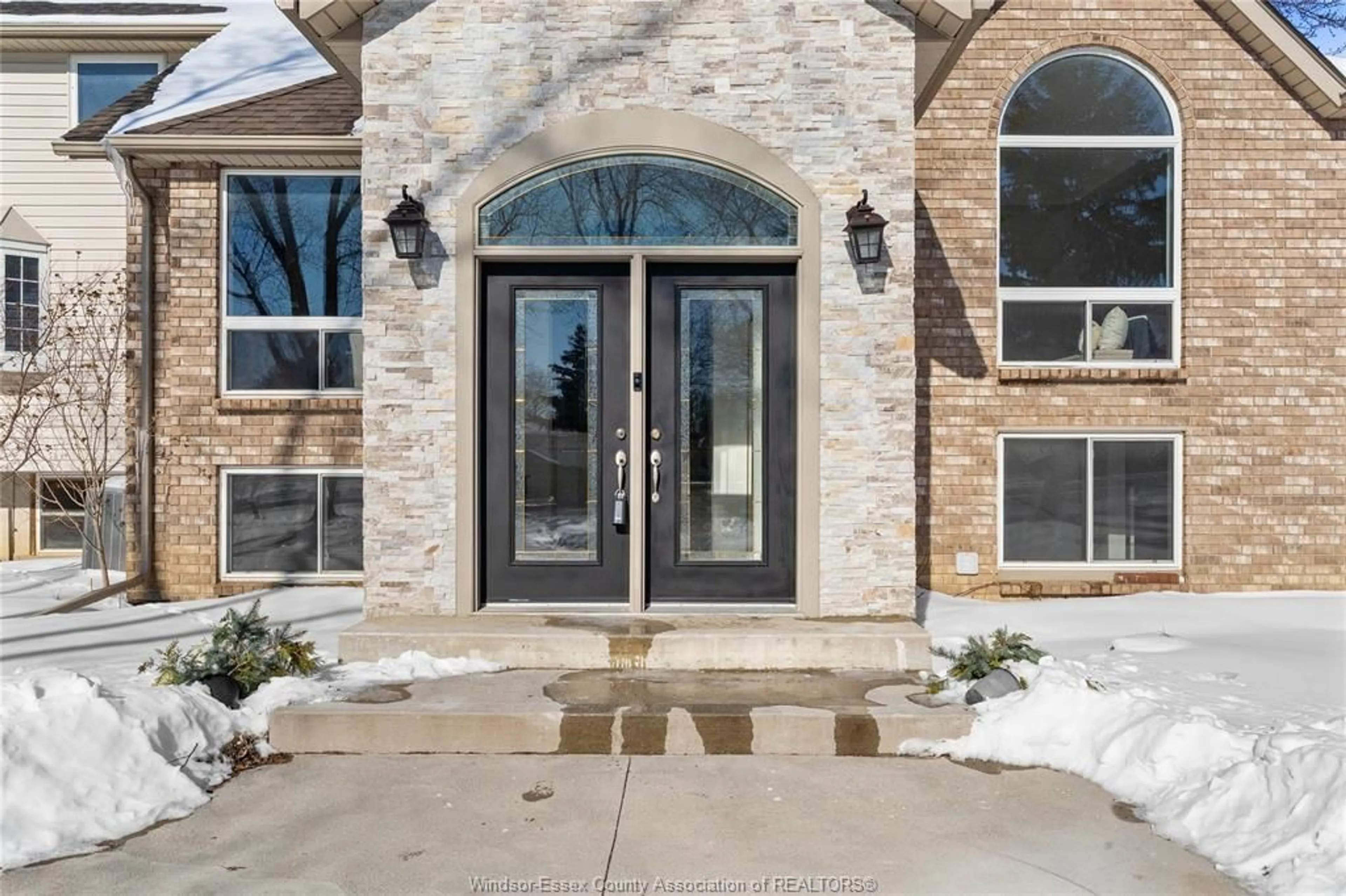 Indoor entryway for 12042 MAISONNEUVE, Tecumseh Ontario N8N 4Z1