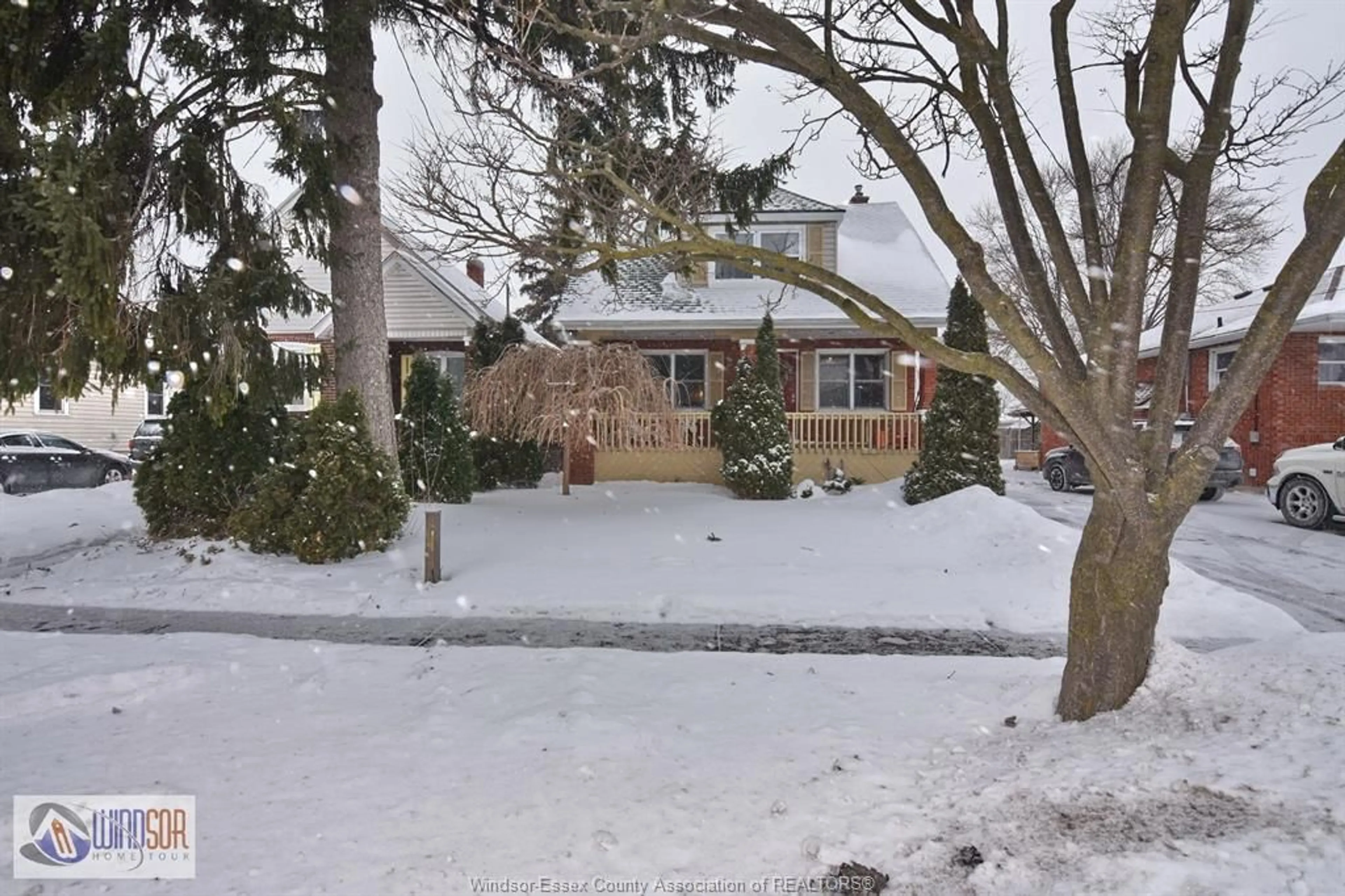 A pic from outside/outdoor area/front of a property/back of a property/a pic from drone, street for 2471 PILLETTE, Windsor Ontario N8T 1P7