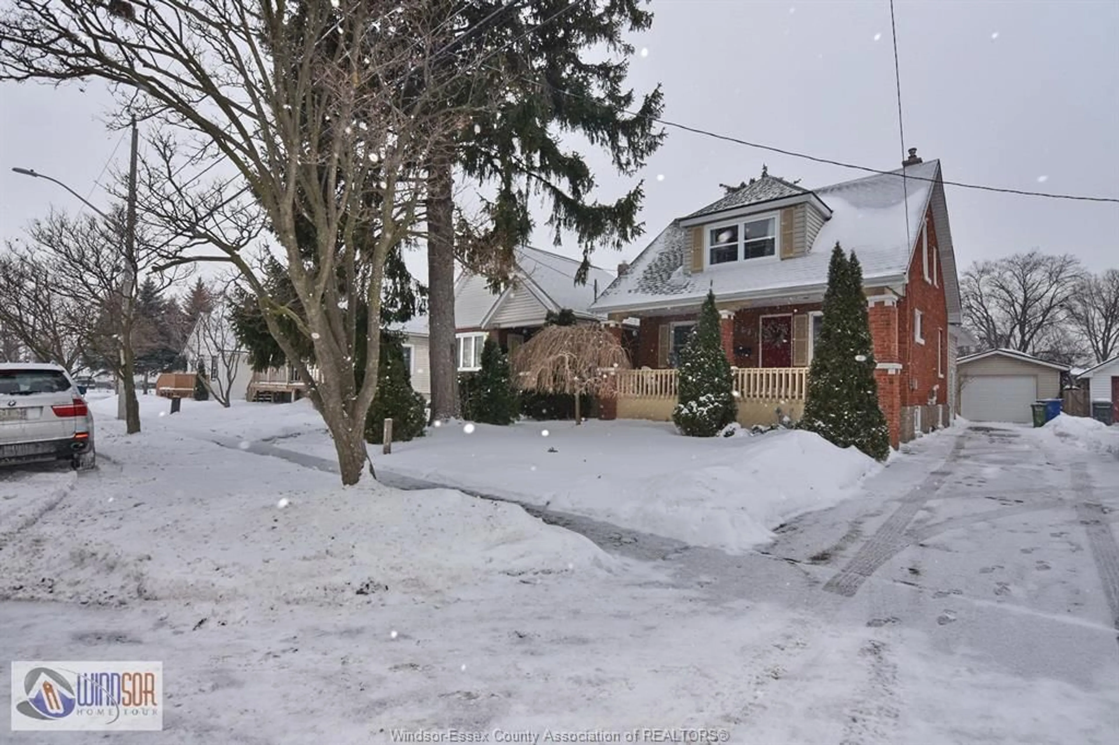 A pic from outside/outdoor area/front of a property/back of a property/a pic from drone, street for 2471 PILLETTE, Windsor Ontario N8T 1P7