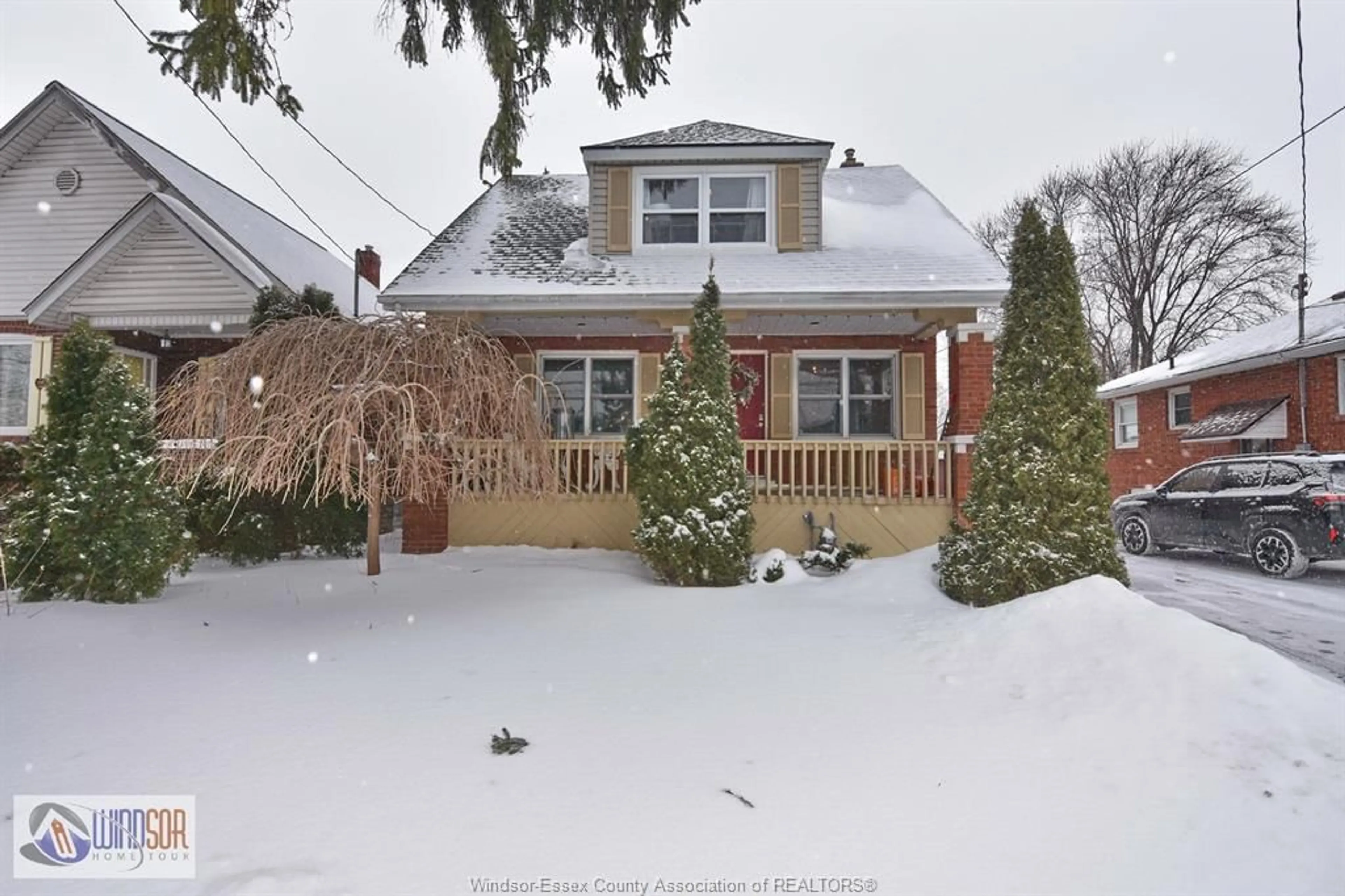 A pic from outside/outdoor area/front of a property/back of a property/a pic from drone, street for 2471 PILLETTE, Windsor Ontario N8T 1P7