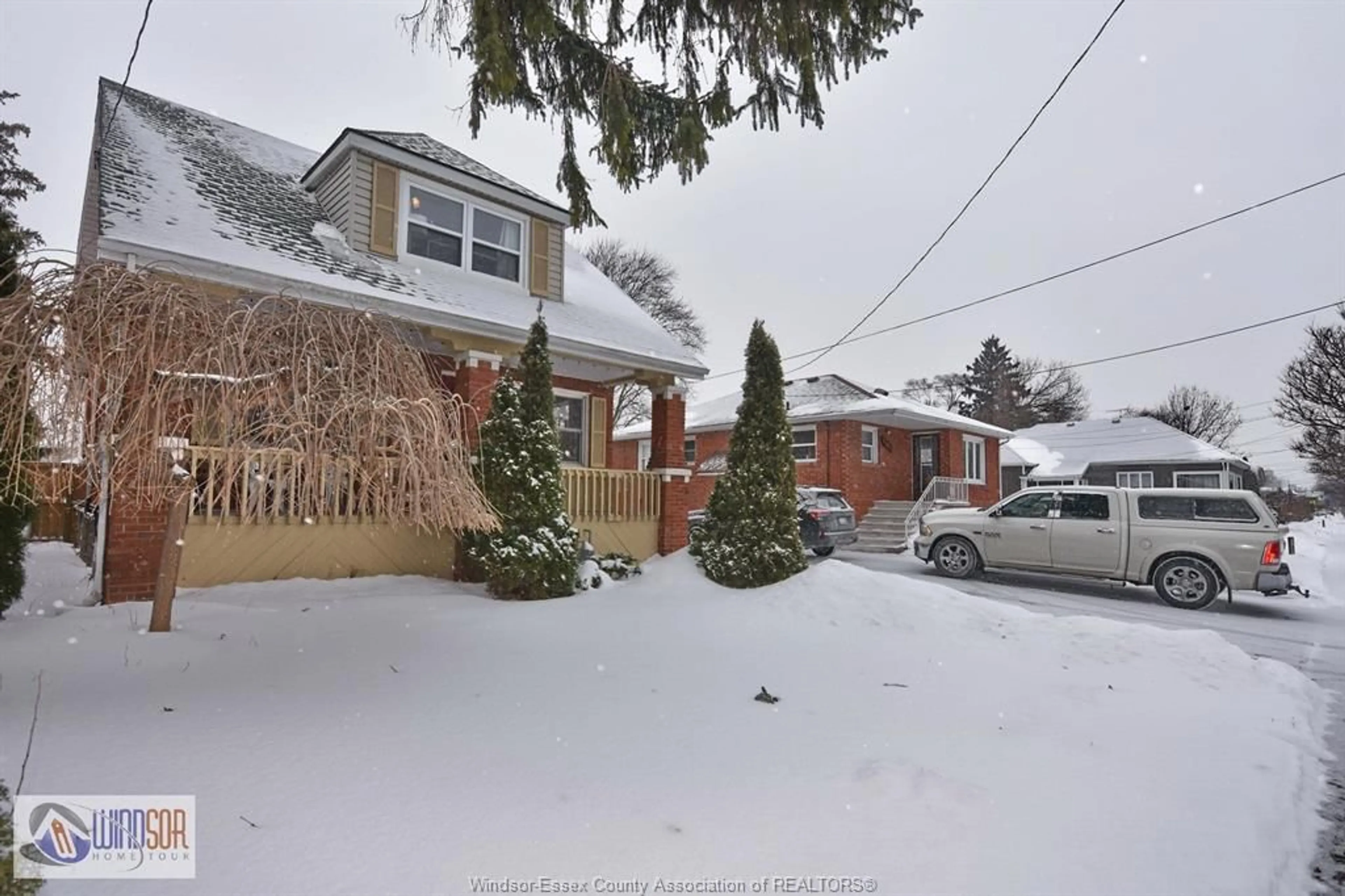 A pic from outside/outdoor area/front of a property/back of a property/a pic from drone, street for 2471 PILLETTE, Windsor Ontario N8T 1P7