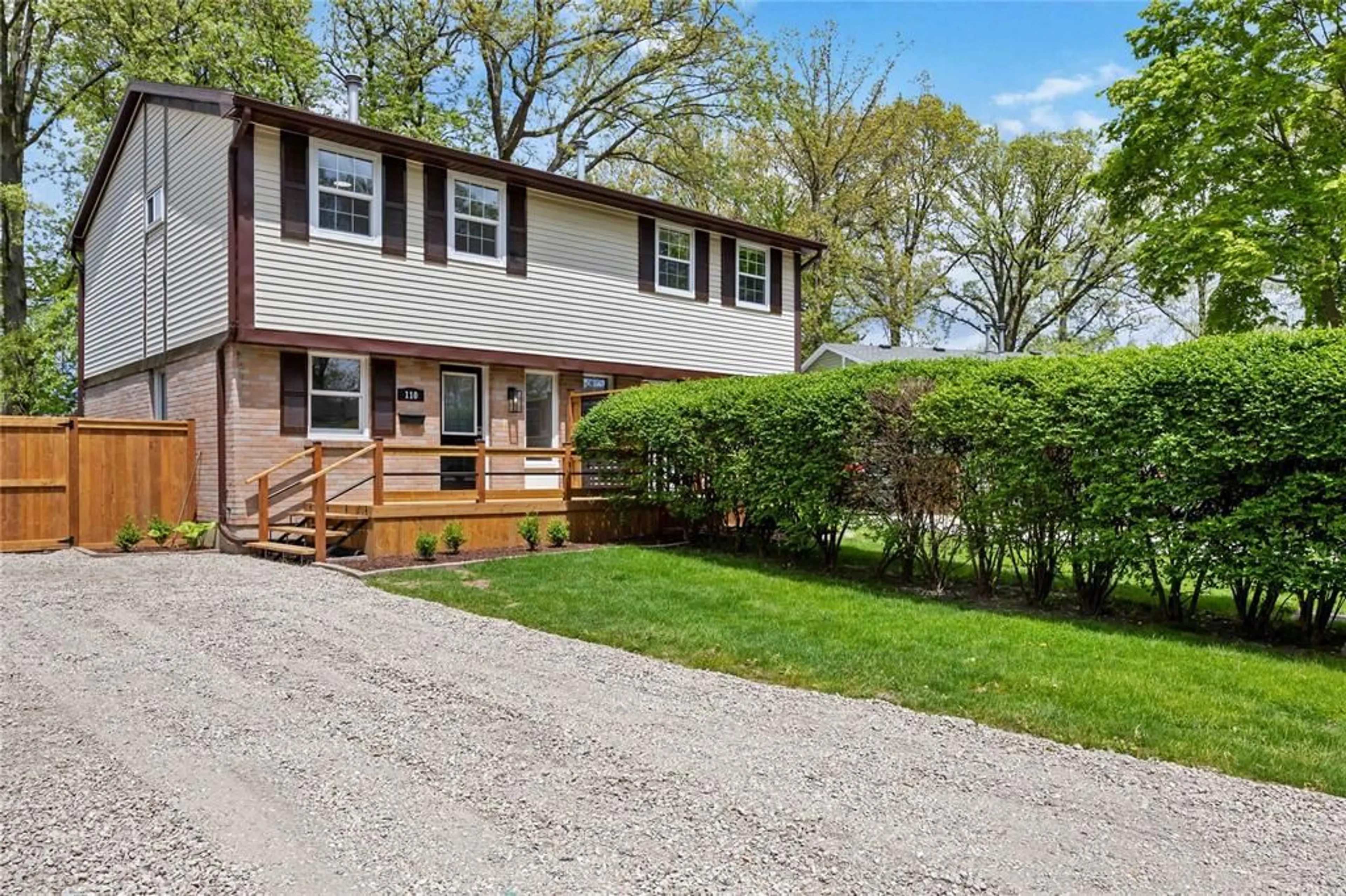 Home with vinyl exterior material, street for 110 FAIRVIEW Pl, Sarnia Ontario N7S 4E1