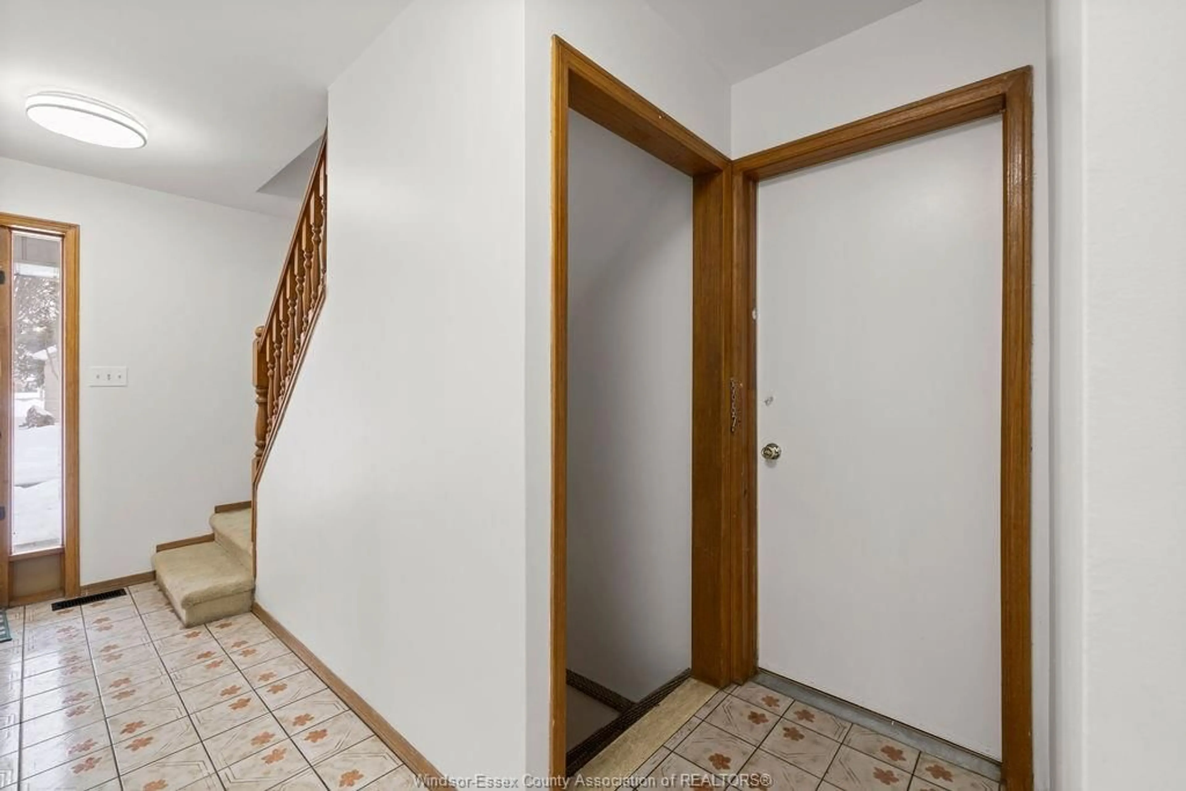 Indoor foyer for 3805 BORRELLI, Windsor Ontario N9G 2H7