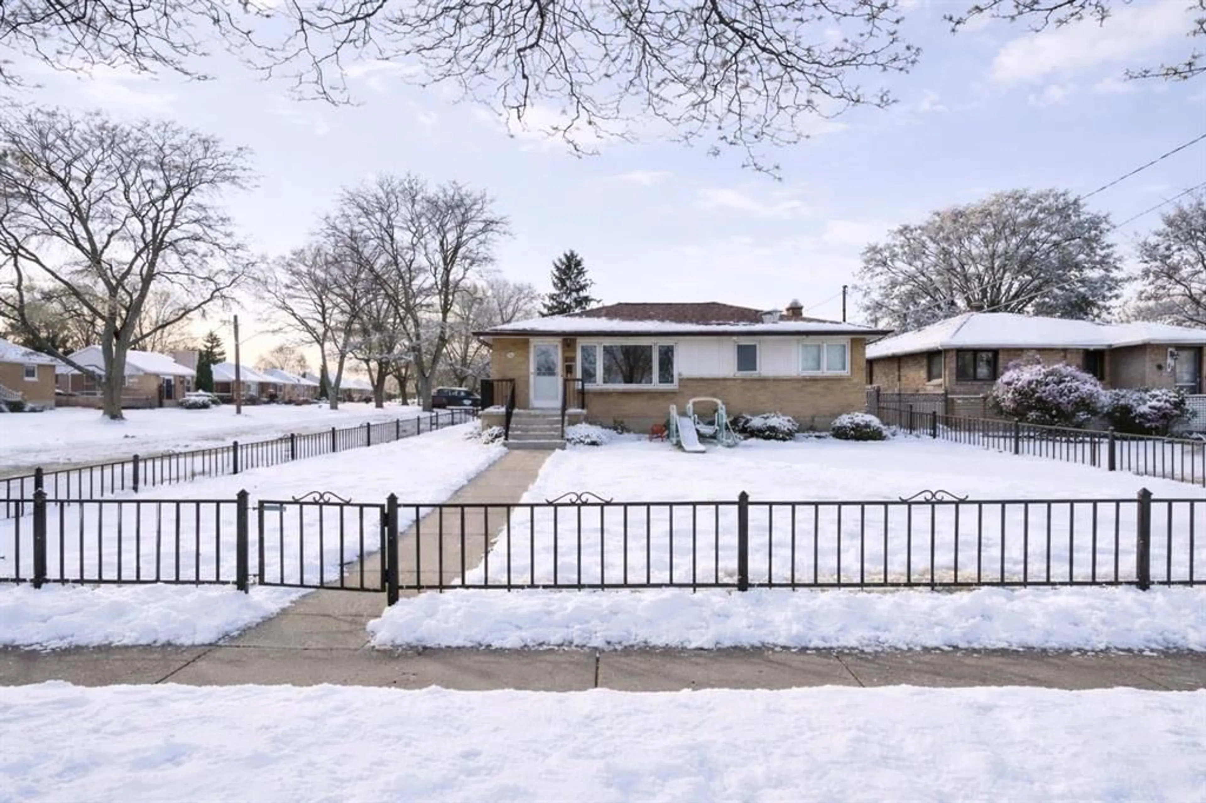 A pic from outside/outdoor area/front of a property/back of a property/a pic from drone, street for 66 TWEEDSMUIR Ave, Sarnia Ontario N7S 2S1