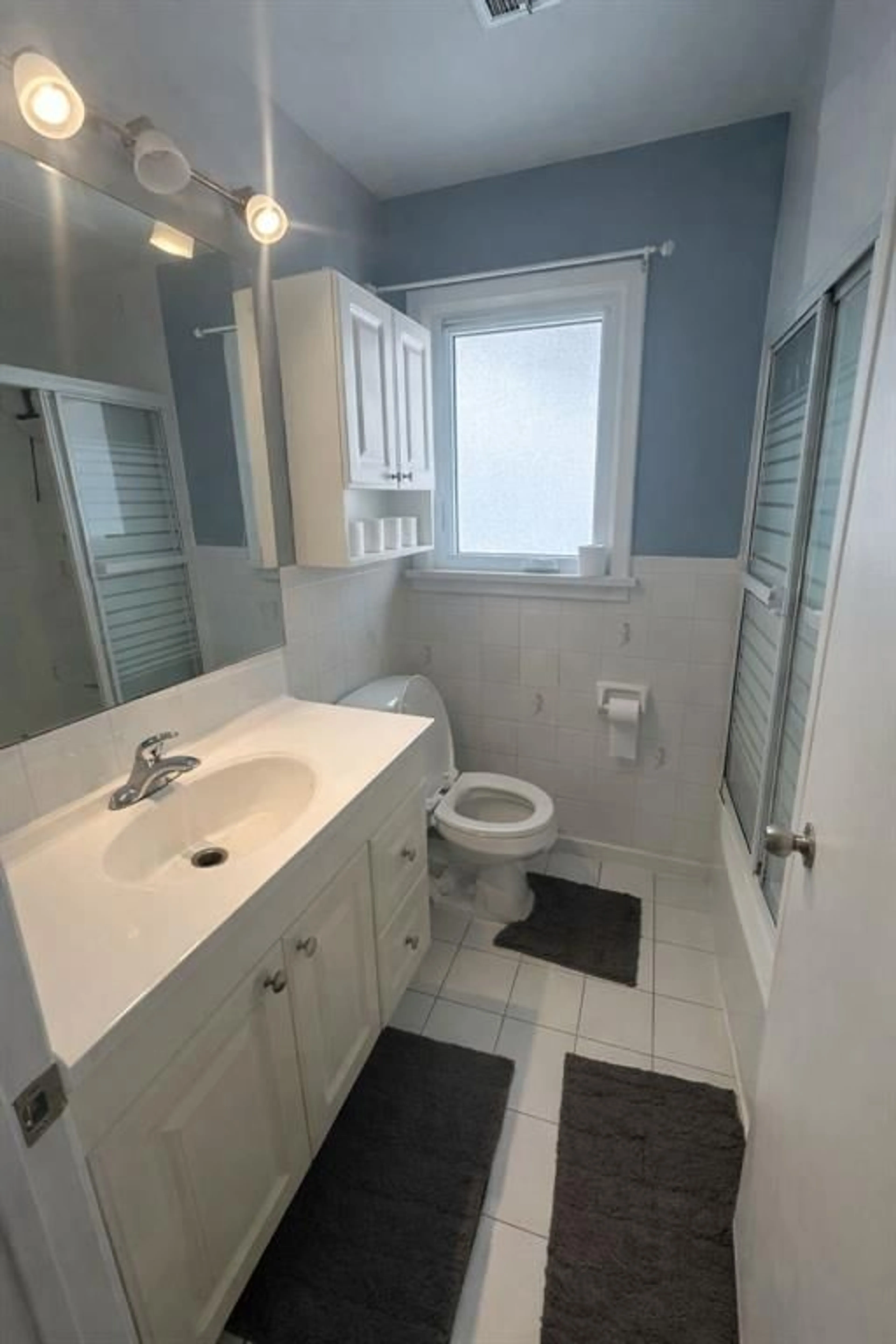 Standard bathroom, ceramic/tile floor for 66 TWEEDSMUIR Ave, Sarnia Ontario N7S 2S1