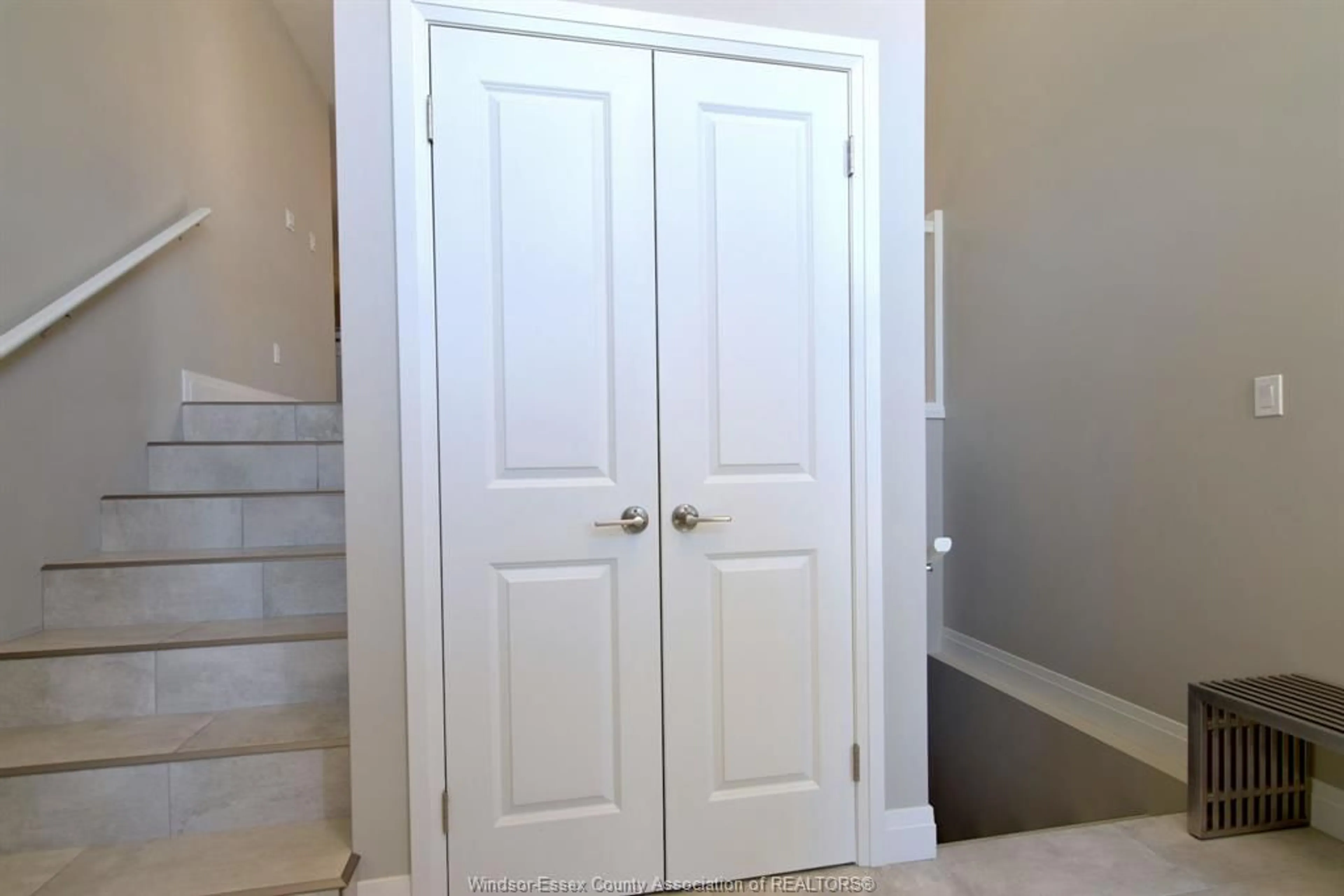 Unknown for 9 WOODLAND, Kingsville Ontario N9Y 0B1