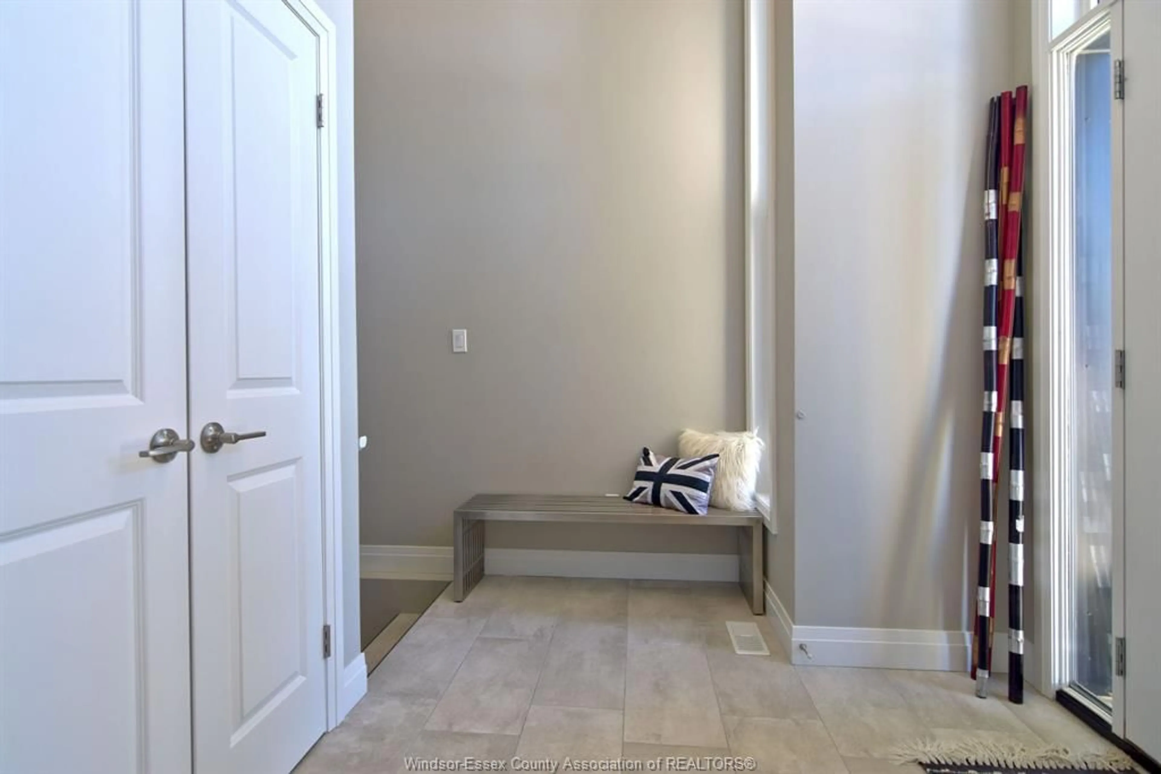 Indoor entryway for 9 WOODLAND, Kingsville Ontario N9Y 0B1