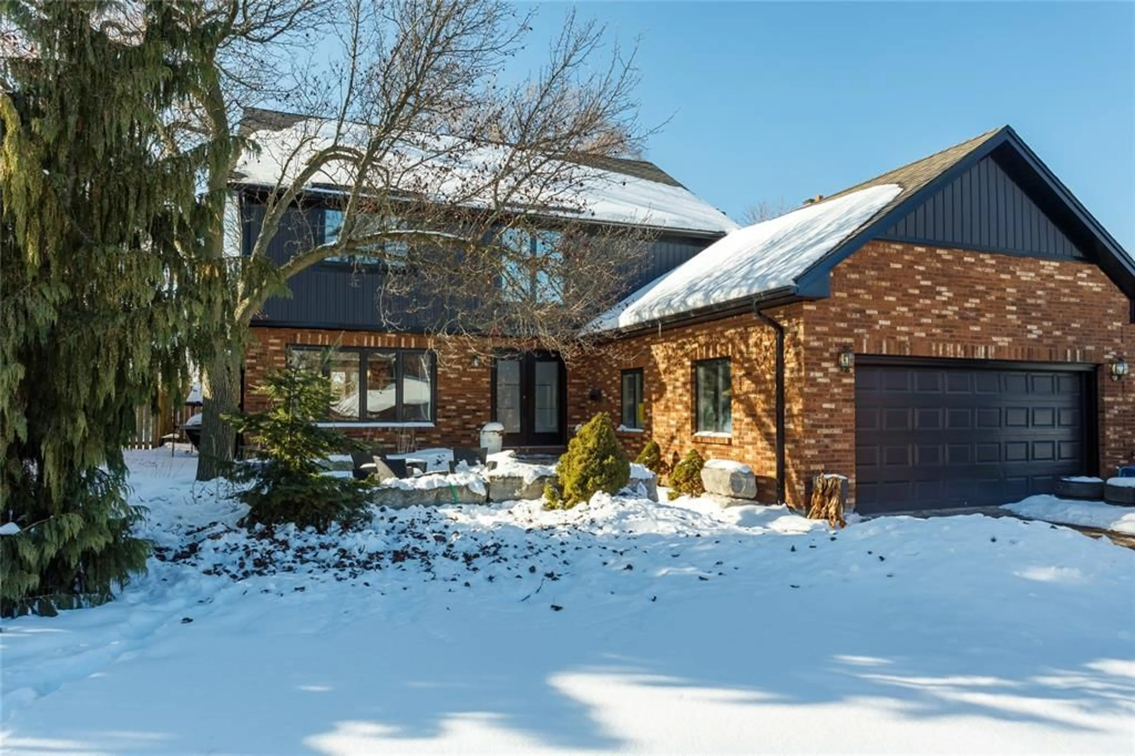 A pic from outside/outdoor area/front of a property/back of a property/a pic from drone, street for 331 Tawny Rd, Sarnia Ontario N7S 5K1