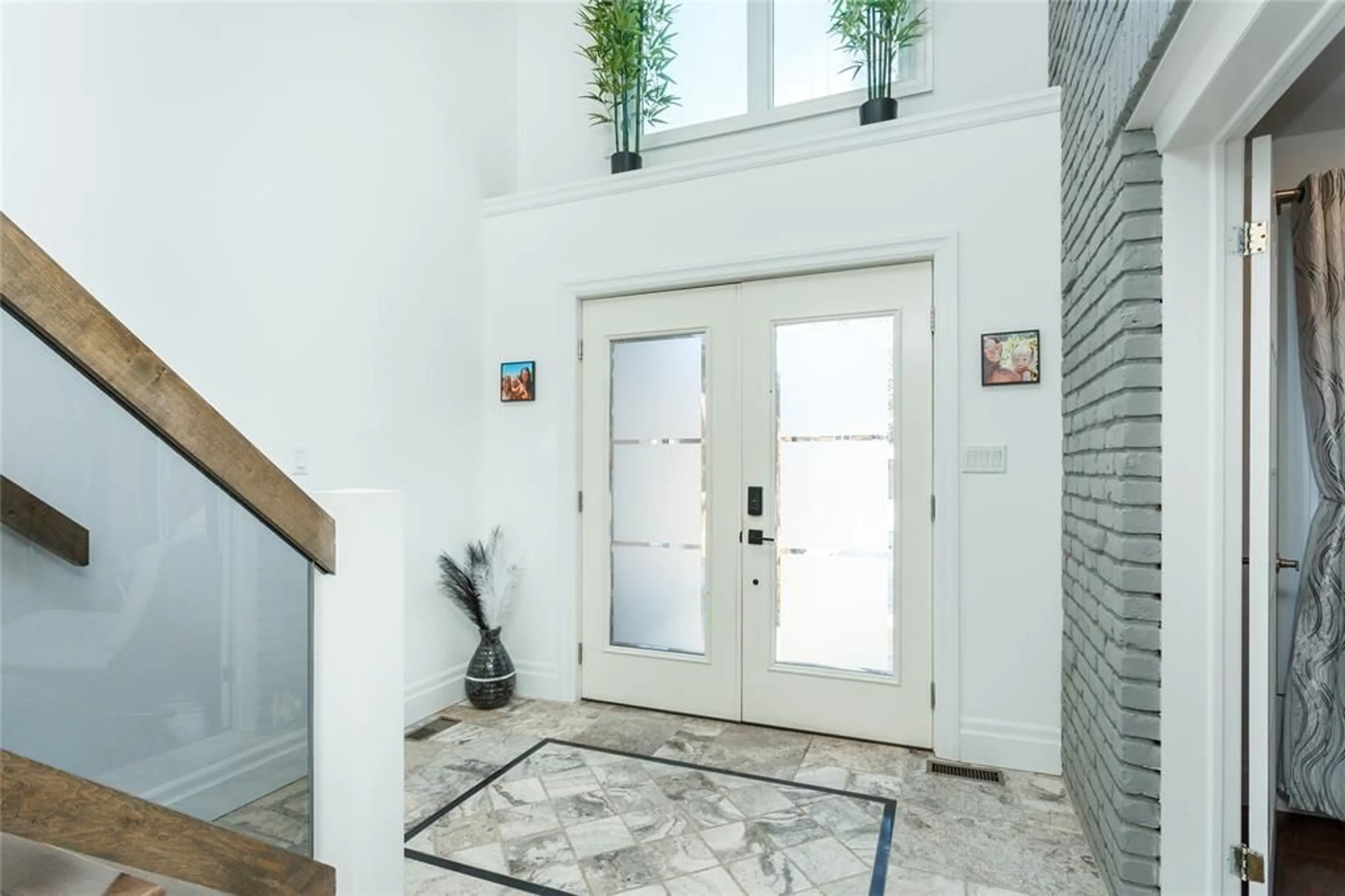 Indoor entryway for 331 Tawny Rd, Sarnia Ontario N7S 5K1