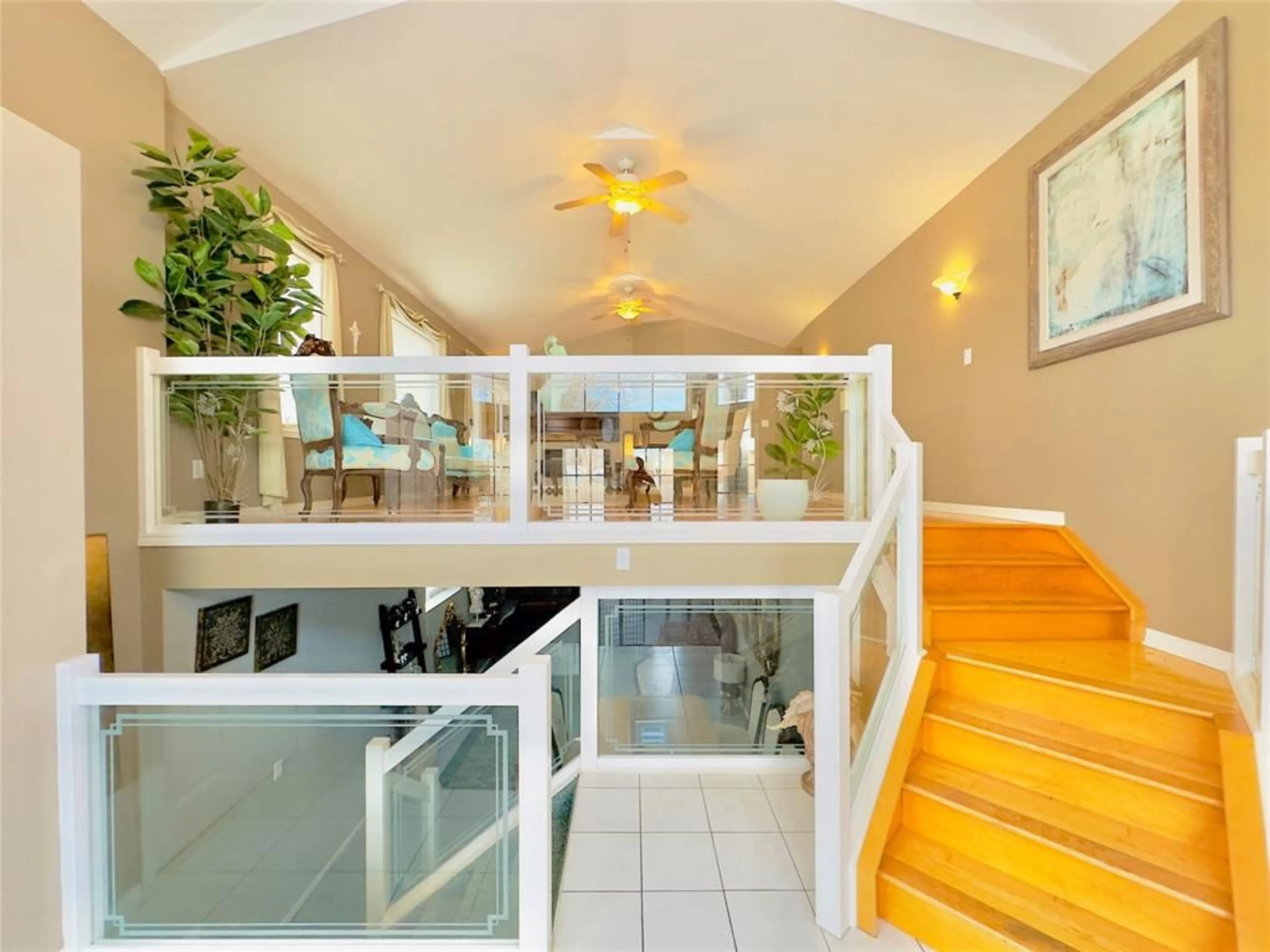 Indoor foyer for 1655 BIRCHWOOD Cres, Lakeshore Ontario N8L 1E3