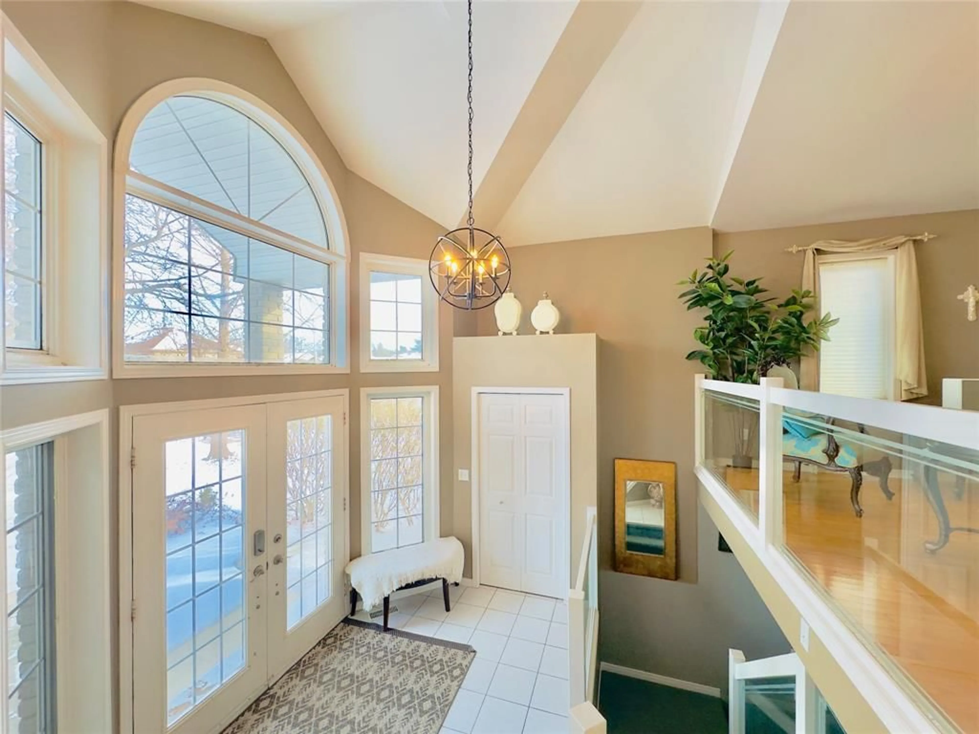 Indoor entryway for 1655 BIRCHWOOD Cres, Lakeshore Ontario N8L 1E3