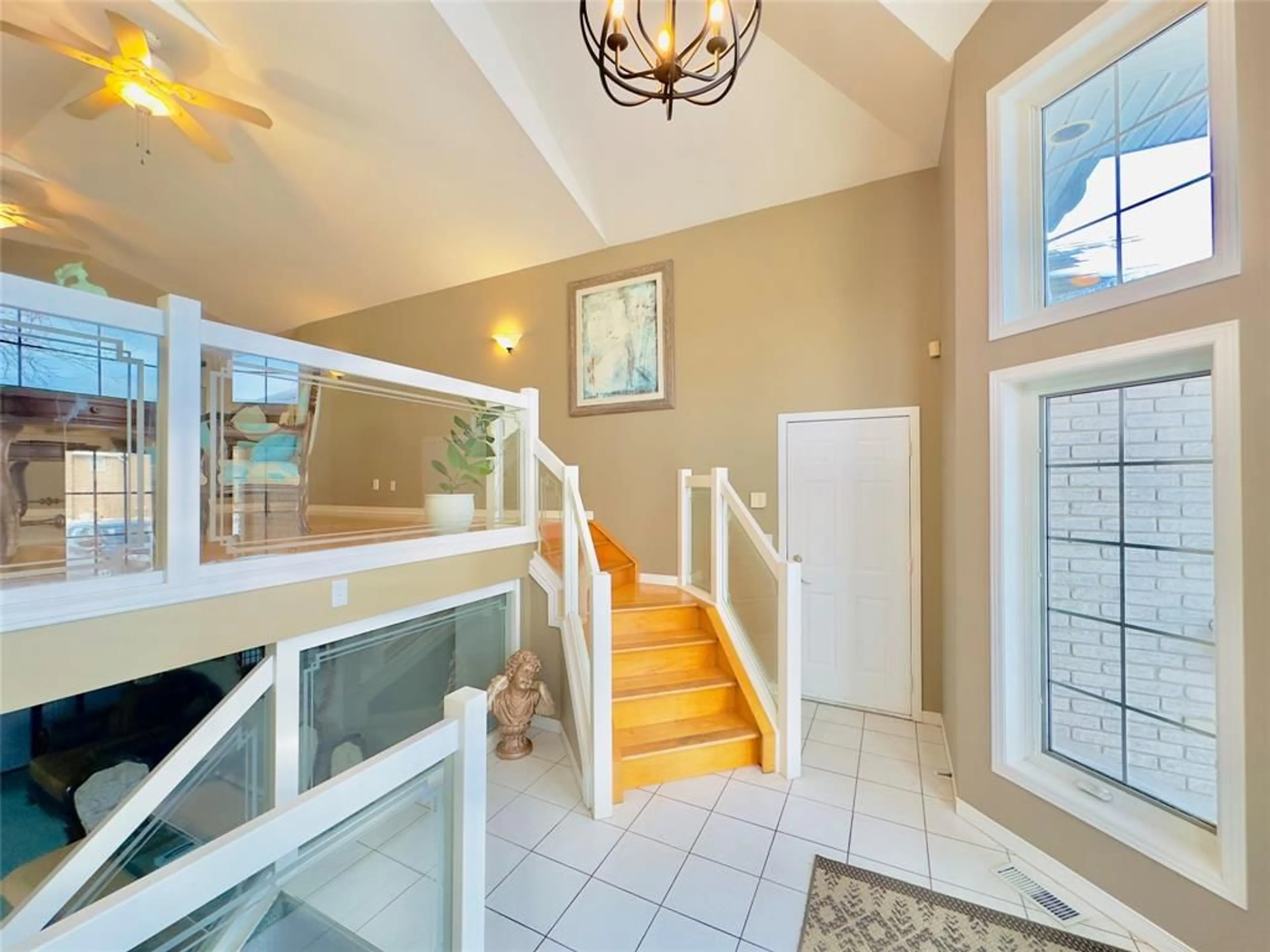 Indoor foyer for 1655 BIRCHWOOD Cres, Lakeshore Ontario N8L 1E3