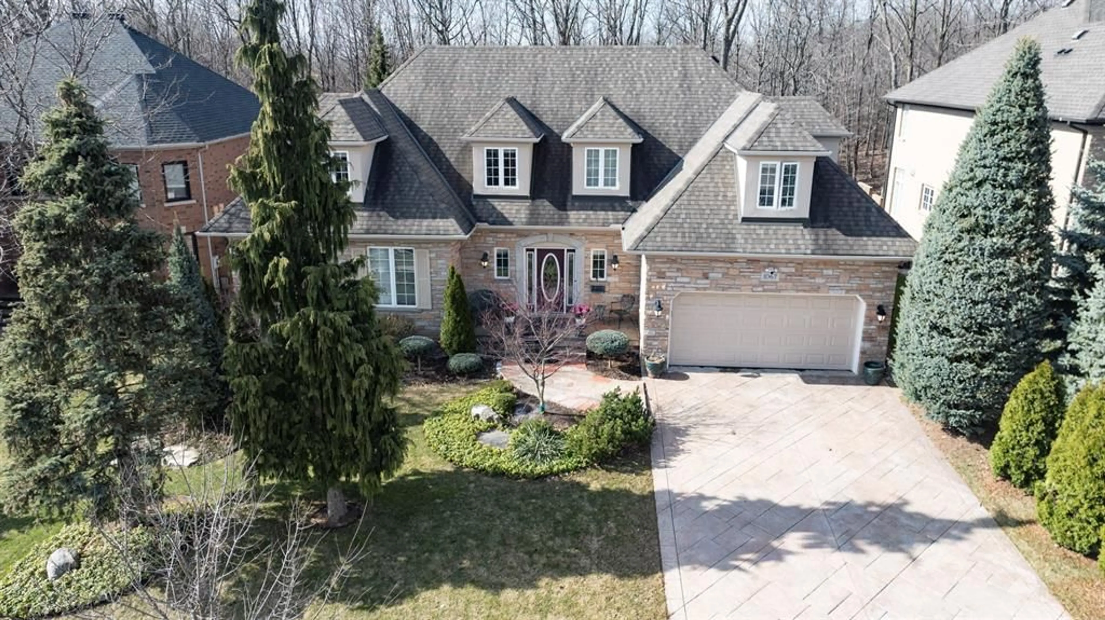 A pic from outside/outdoor area/front of a property/back of a property/a pic from drone, street for 1067 FORESTVALE Dr, Burlington Ontario L7P 4W4