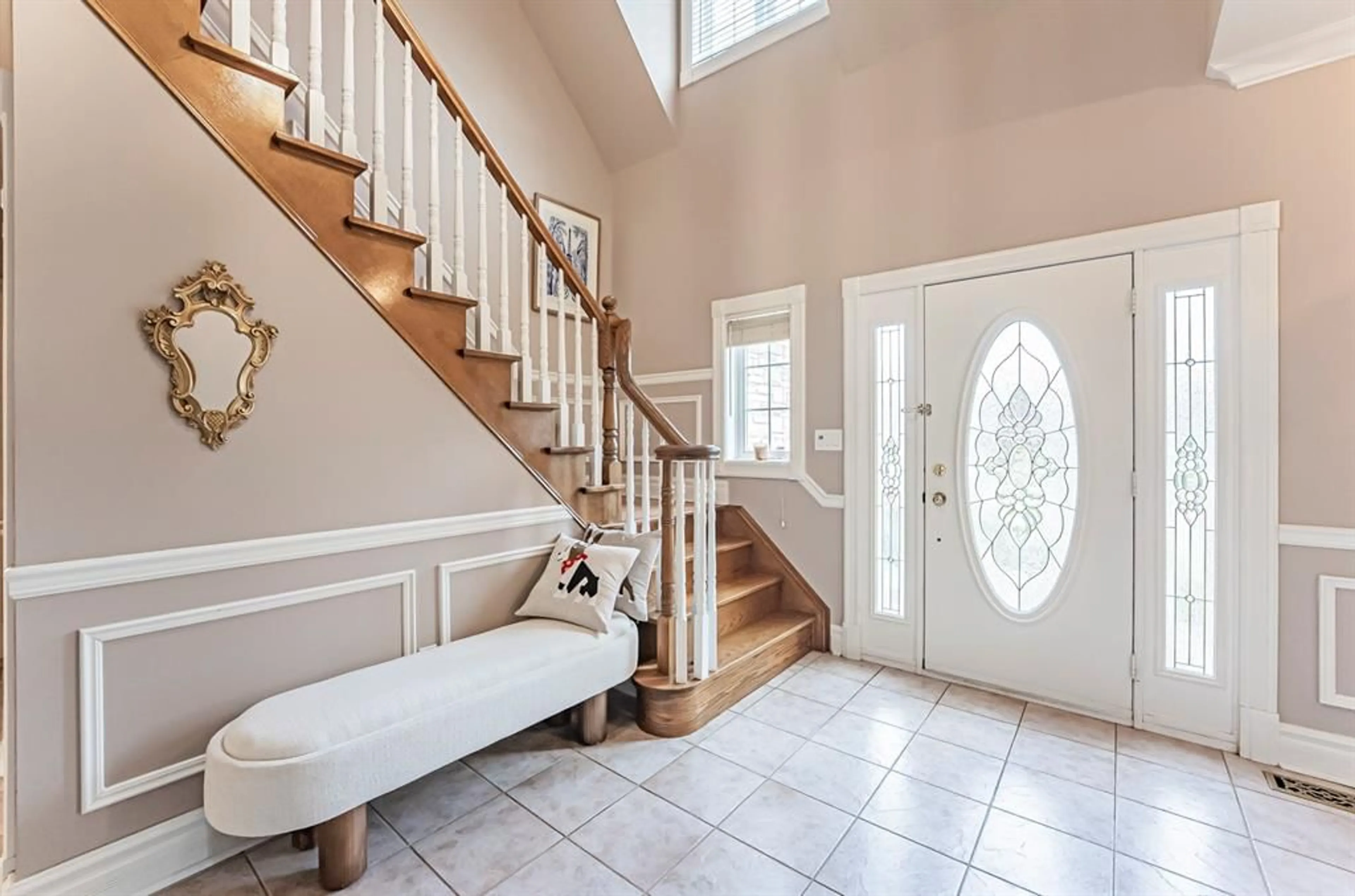 Indoor entryway for 1067 FORESTVALE Dr, Burlington Ontario L7P 4W4