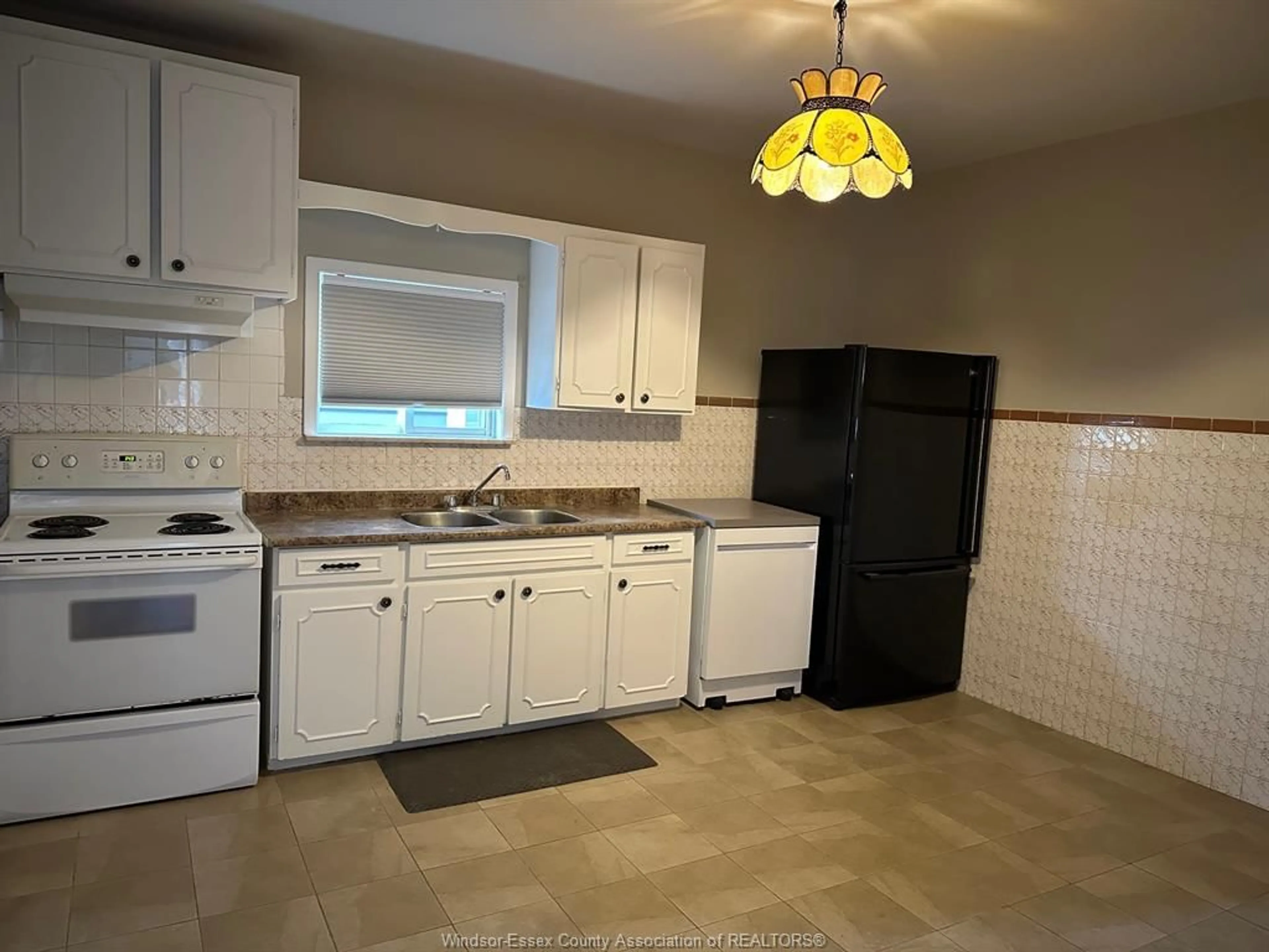Standard kitchen, ceramic/tile floor for 953 GLADSTONE, Windsor Ontario N9A 2R5
