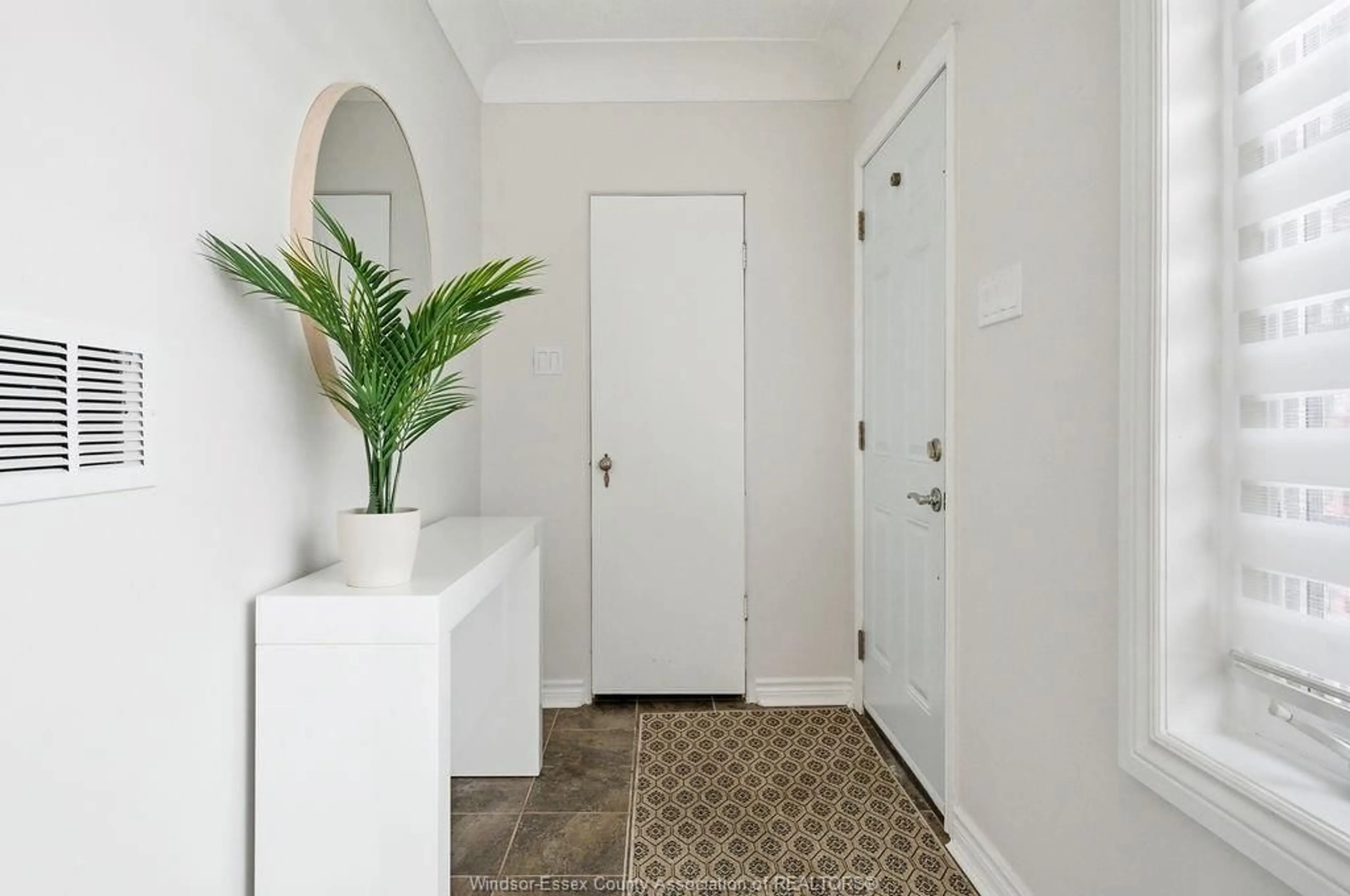 Indoor entryway for 452 RIVERDALE Ave, Windsor Ontario N8S 4B6