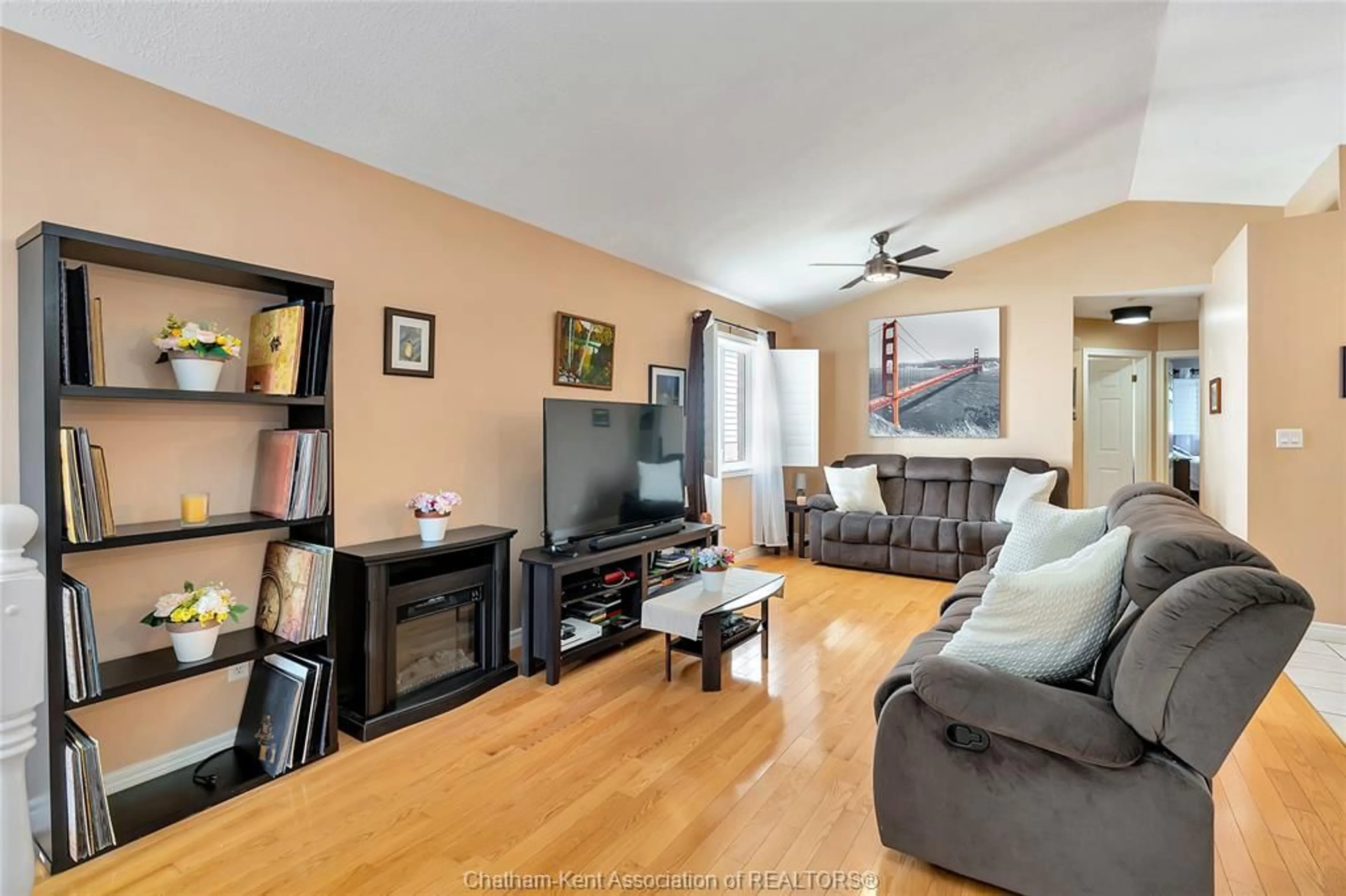 Living room with furniture, unknown for 10 Villa Crt, Chatham Ontario N7L 5P5