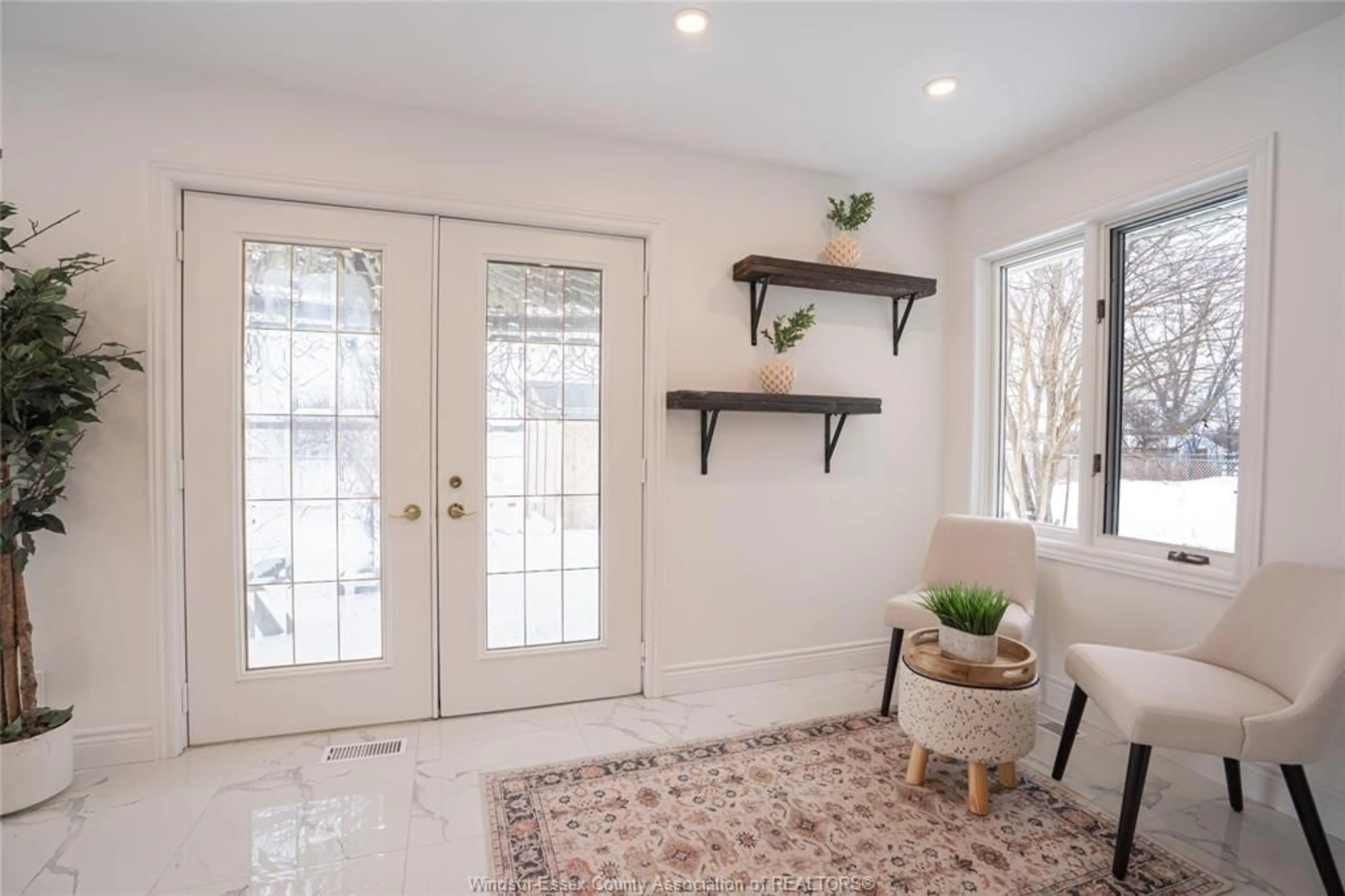 Indoor entryway for 7520 BRODERICK Rd, LaSalle Ontario N9B 1W8