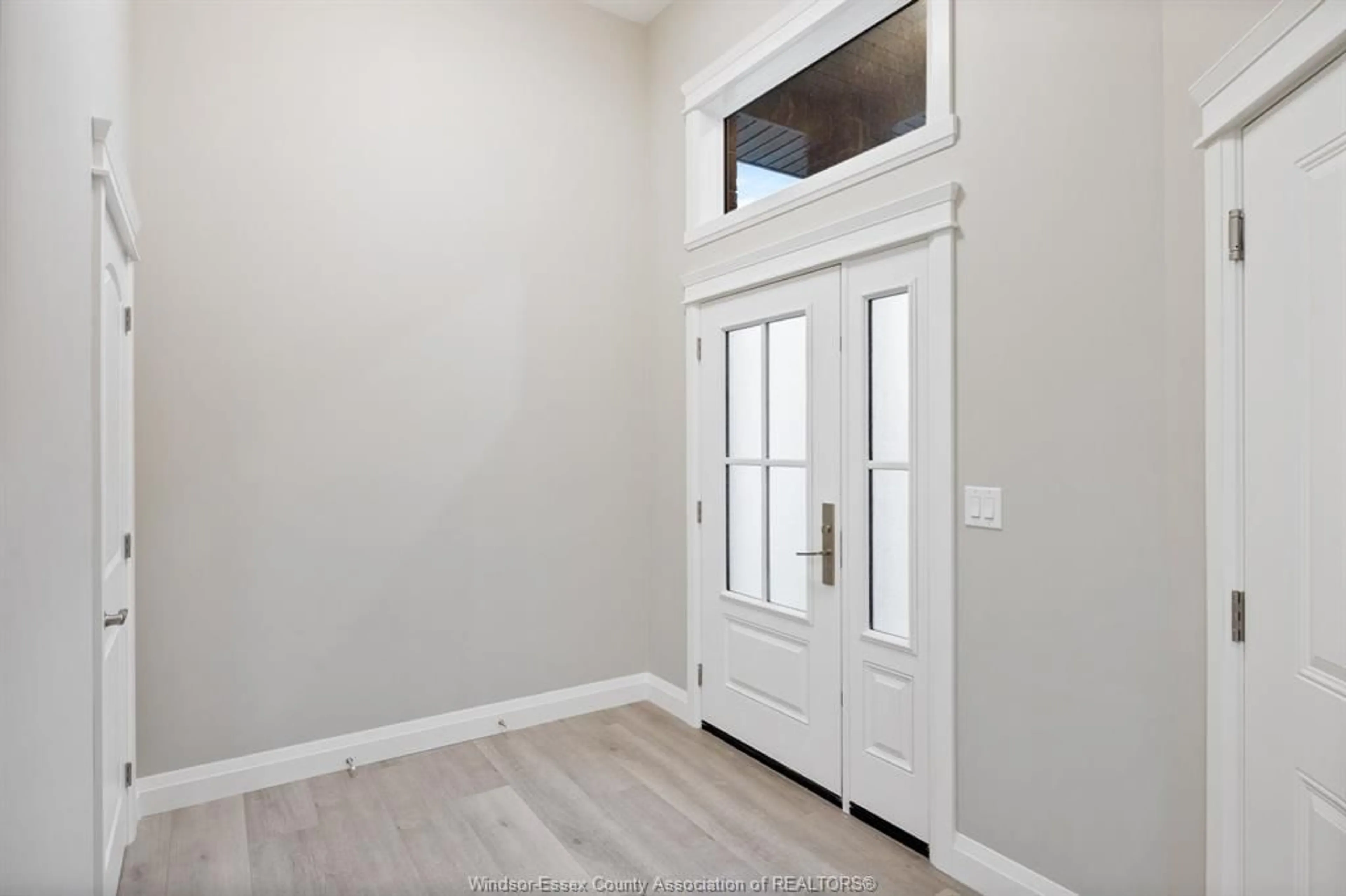 Indoor entryway for 77 PEREIRA Dr, Harrow Ontario N0R 1G0