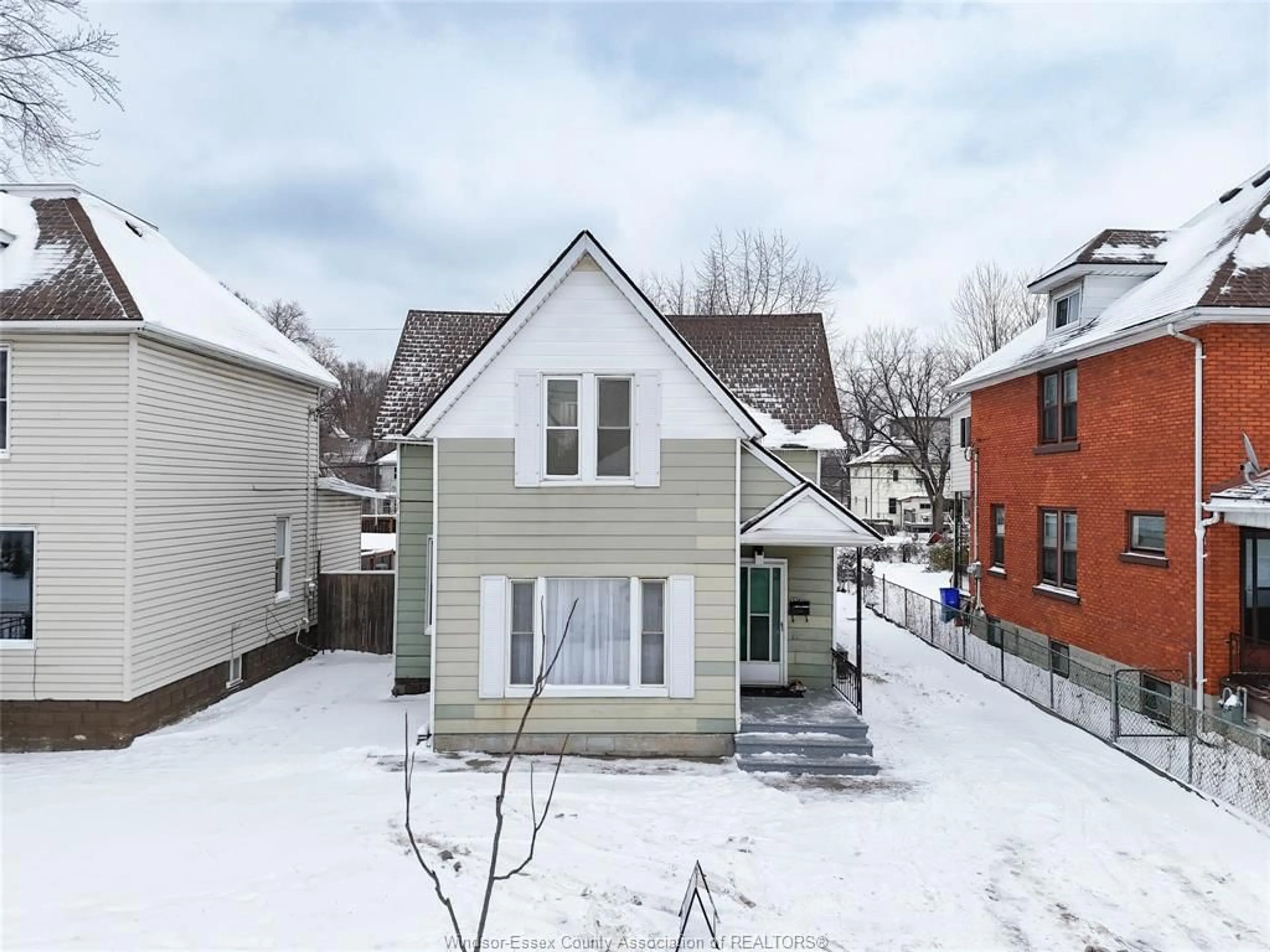 A pic from outside/outdoor area/front of a property/back of a property/a pic from drone, street for 538 Oak, Windsor Ontario N9A 5E6