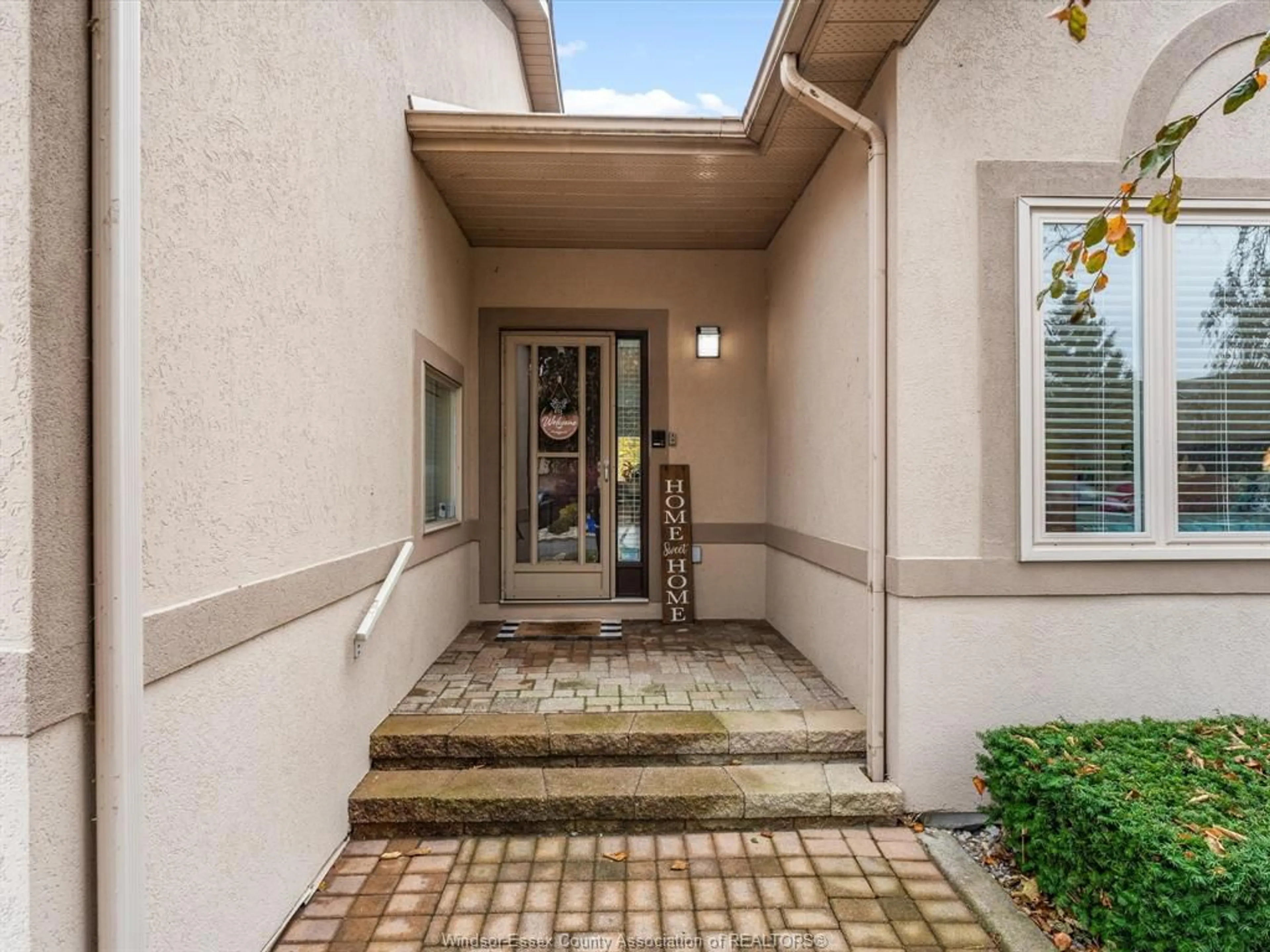 Indoor entryway for 381 TUSCANY Cres, Tecumseh Ontario N8N 4W6