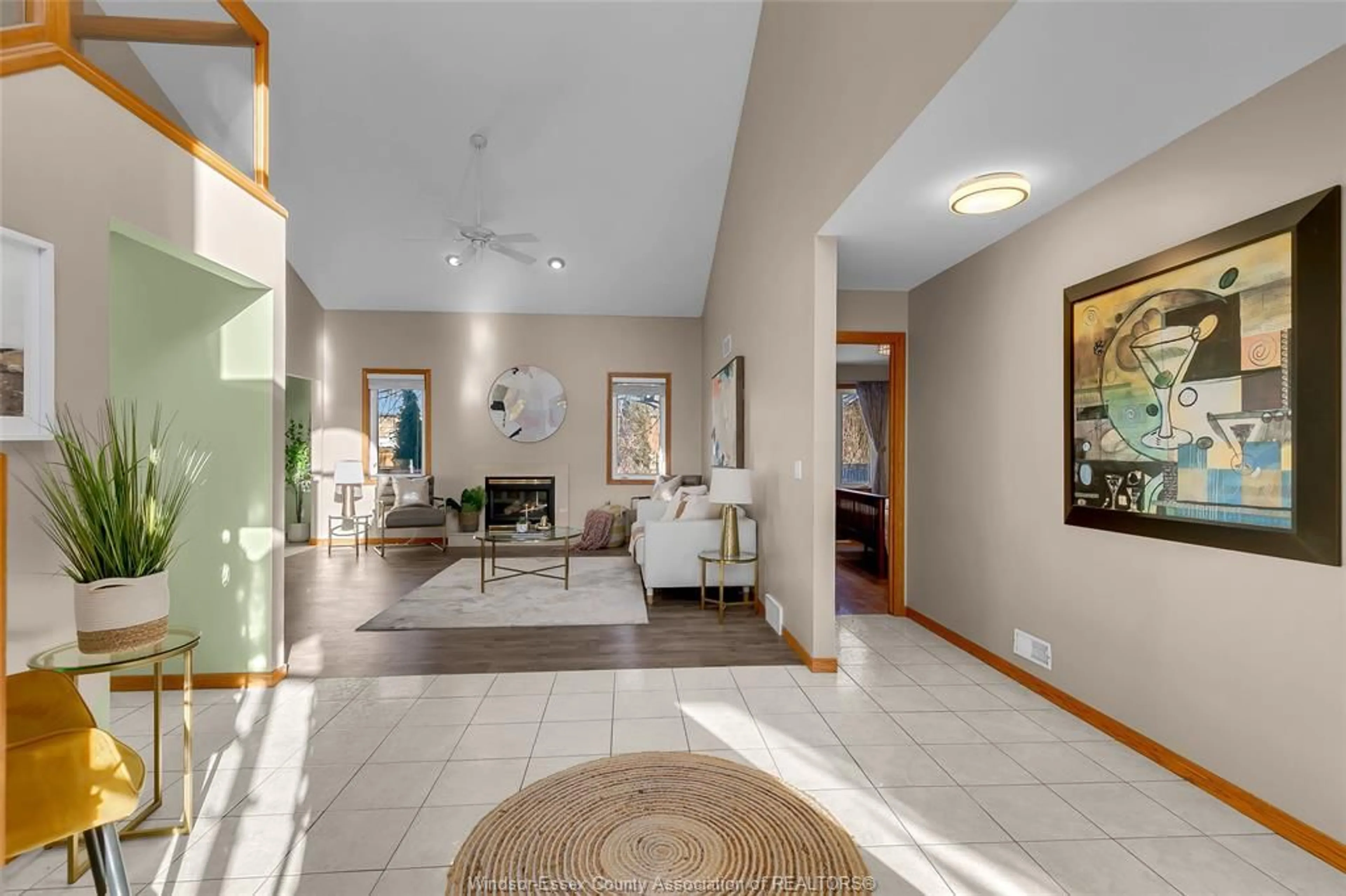 Indoor foyer for 2376 DANDURAND Ave, Windsor Ontario N9E 3Y5