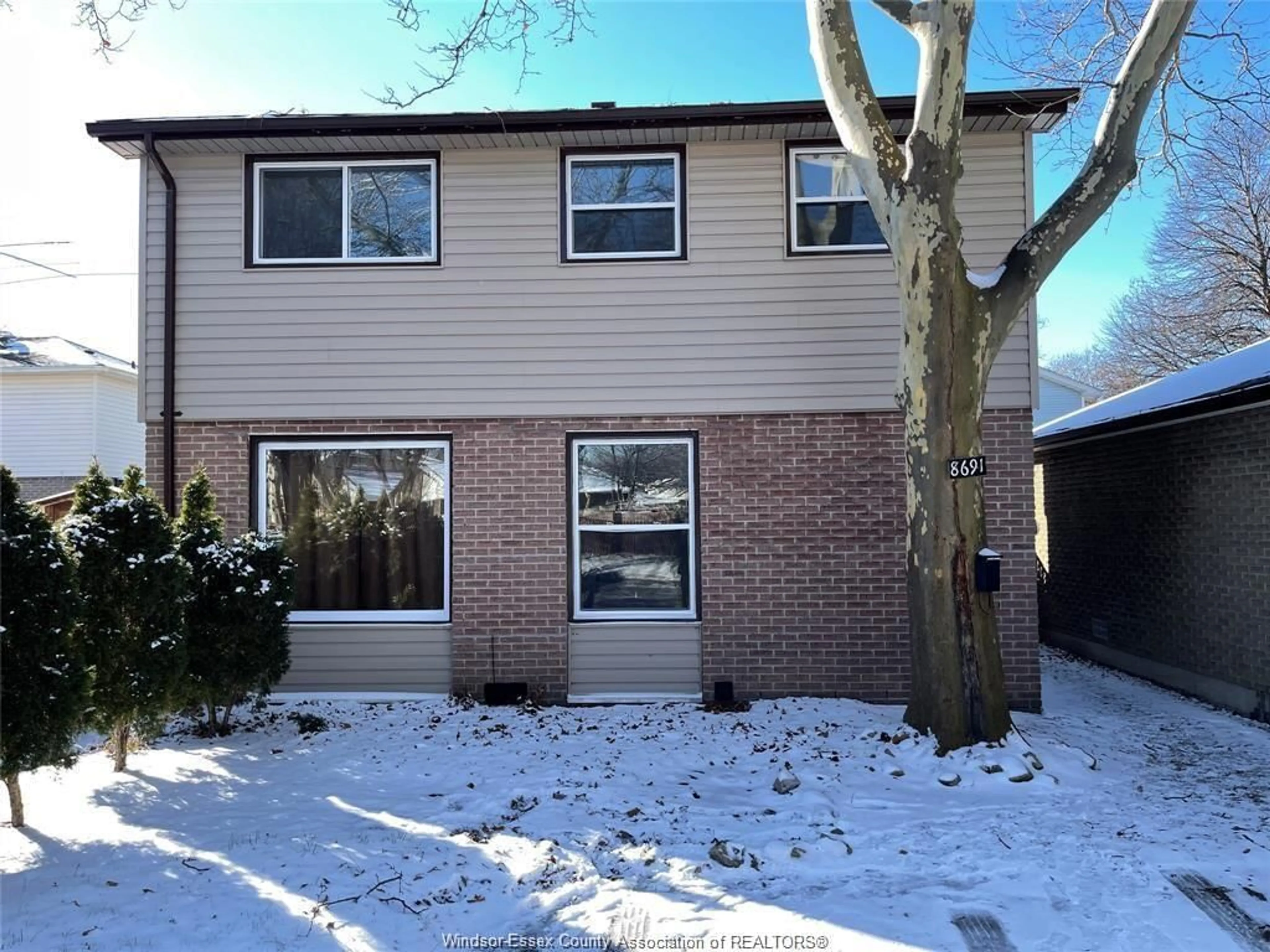 A pic from outside/outdoor area/front of a property/back of a property/a pic from drone, street for 8691 DARLINGTON, Windsor Ontario N8S 4M5