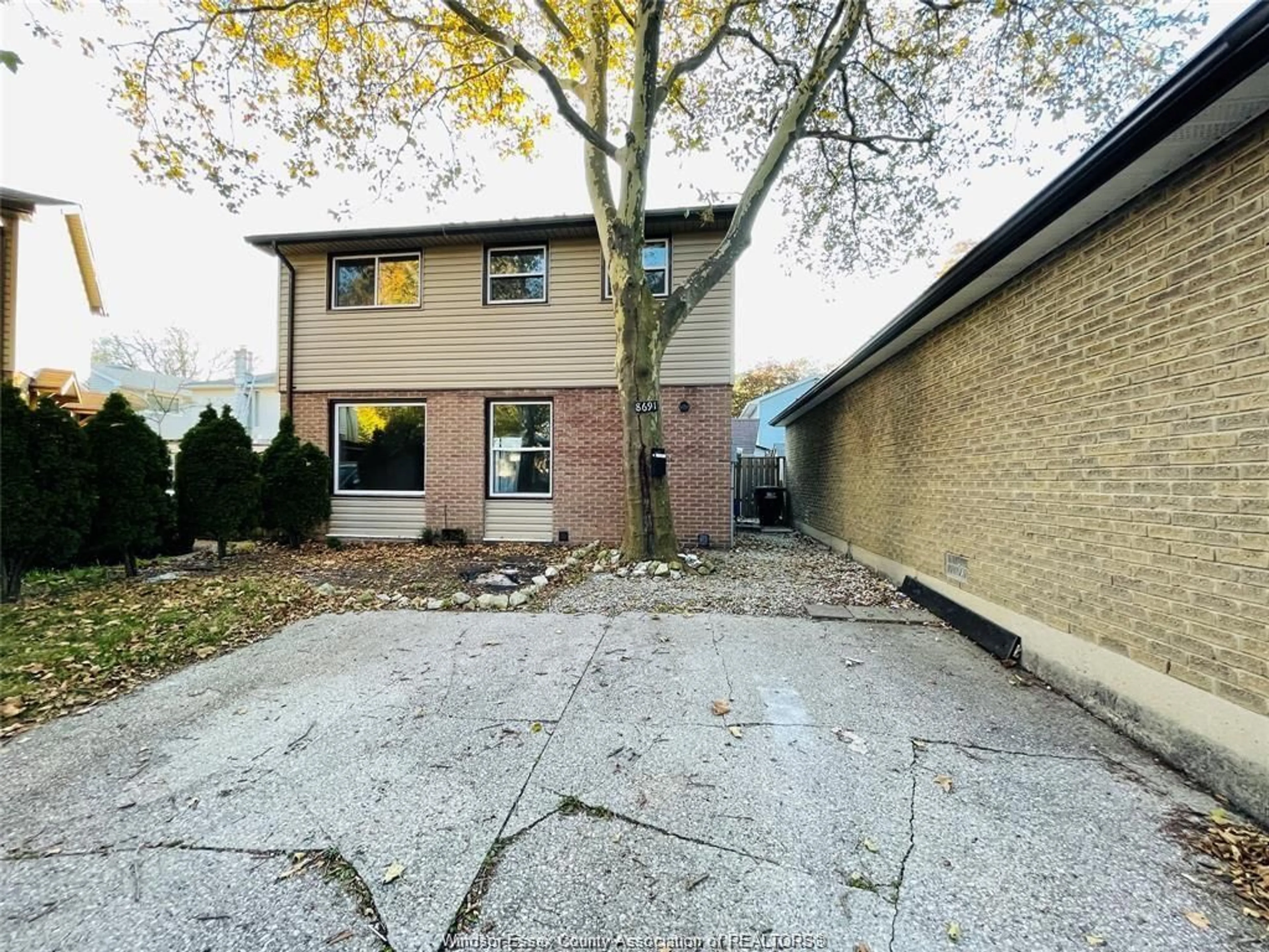 Unknown for 8691 DARLINGTON, Windsor Ontario N8S 4M5