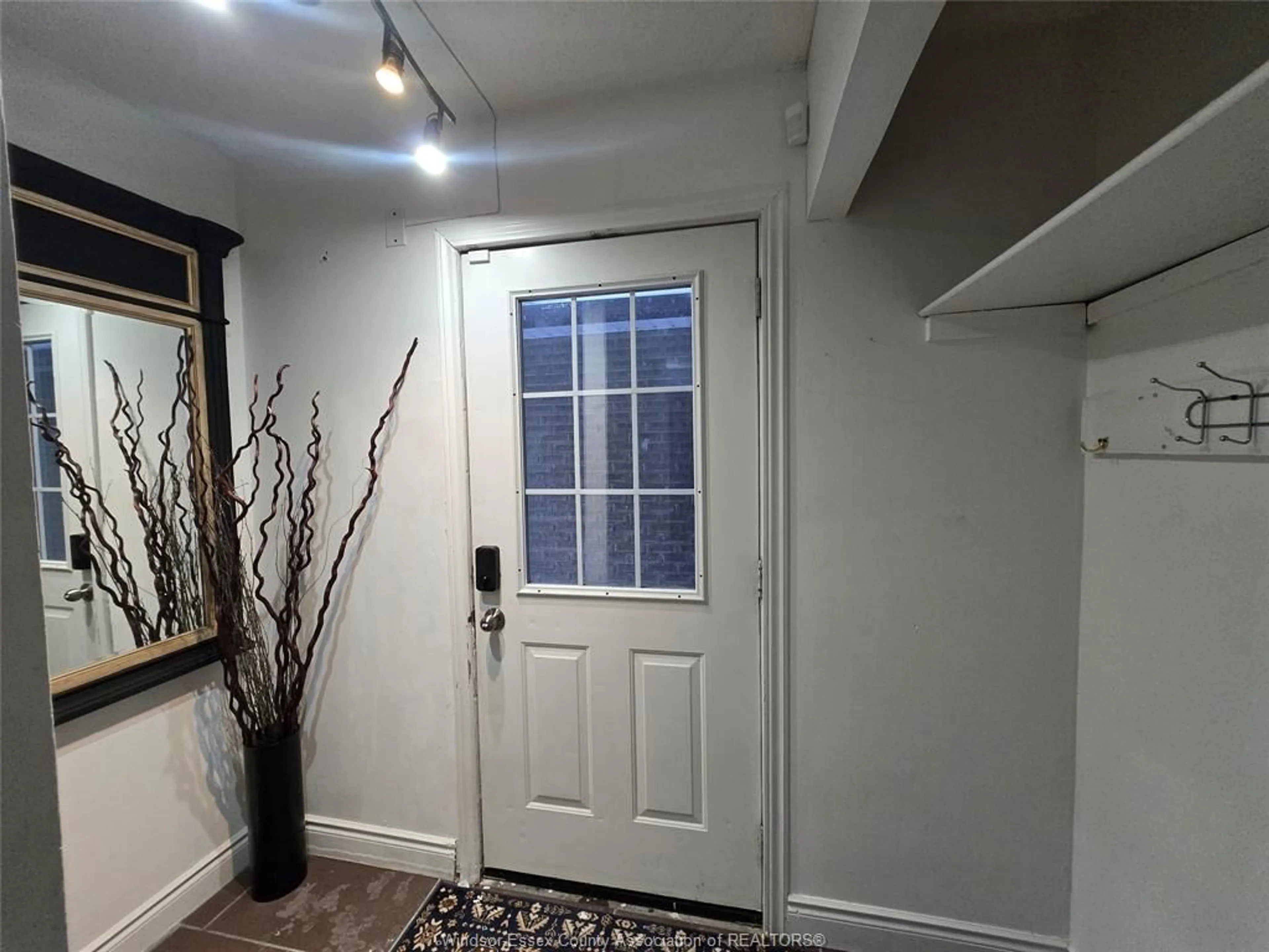 Indoor entryway for 8691 DARLINGTON, Windsor Ontario N8S 4M5