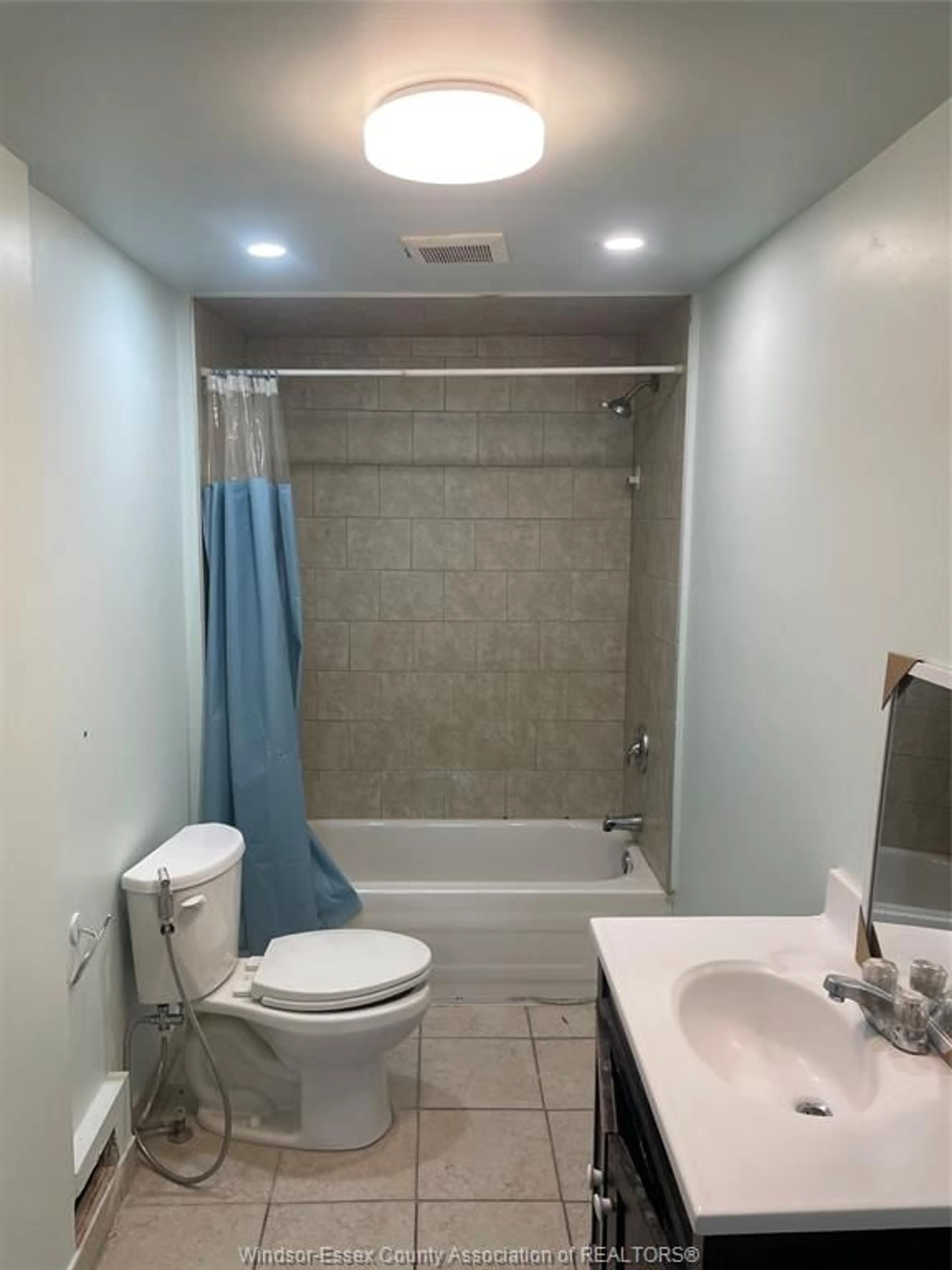 Standard bathroom, unknown for 3643 SEMINOLE St, Windsor Ontario N8Y 1Y5