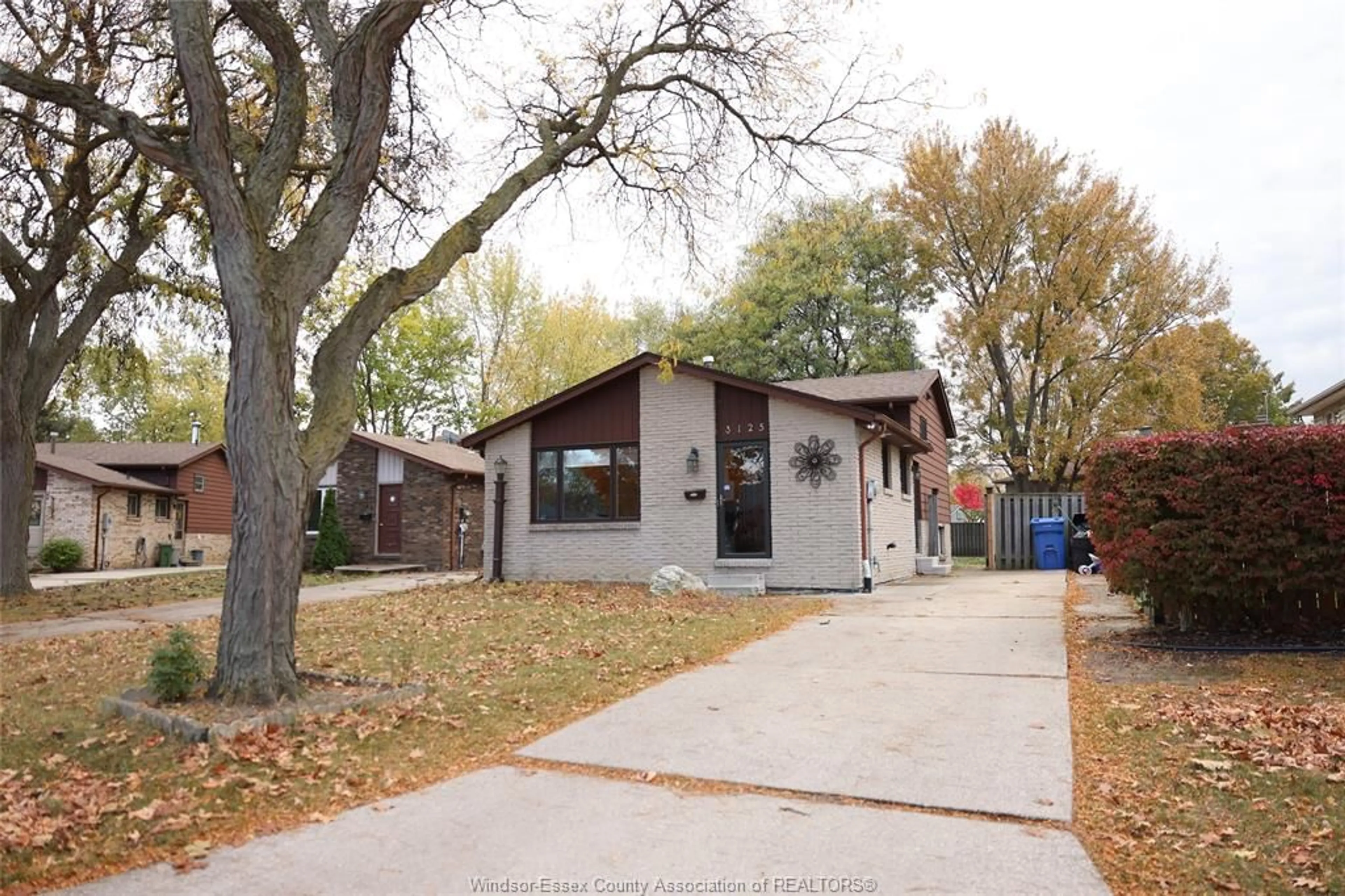 Home with vinyl exterior material, street for 3125 LOCUST Crt, Windsor Ontario N8R 2B1