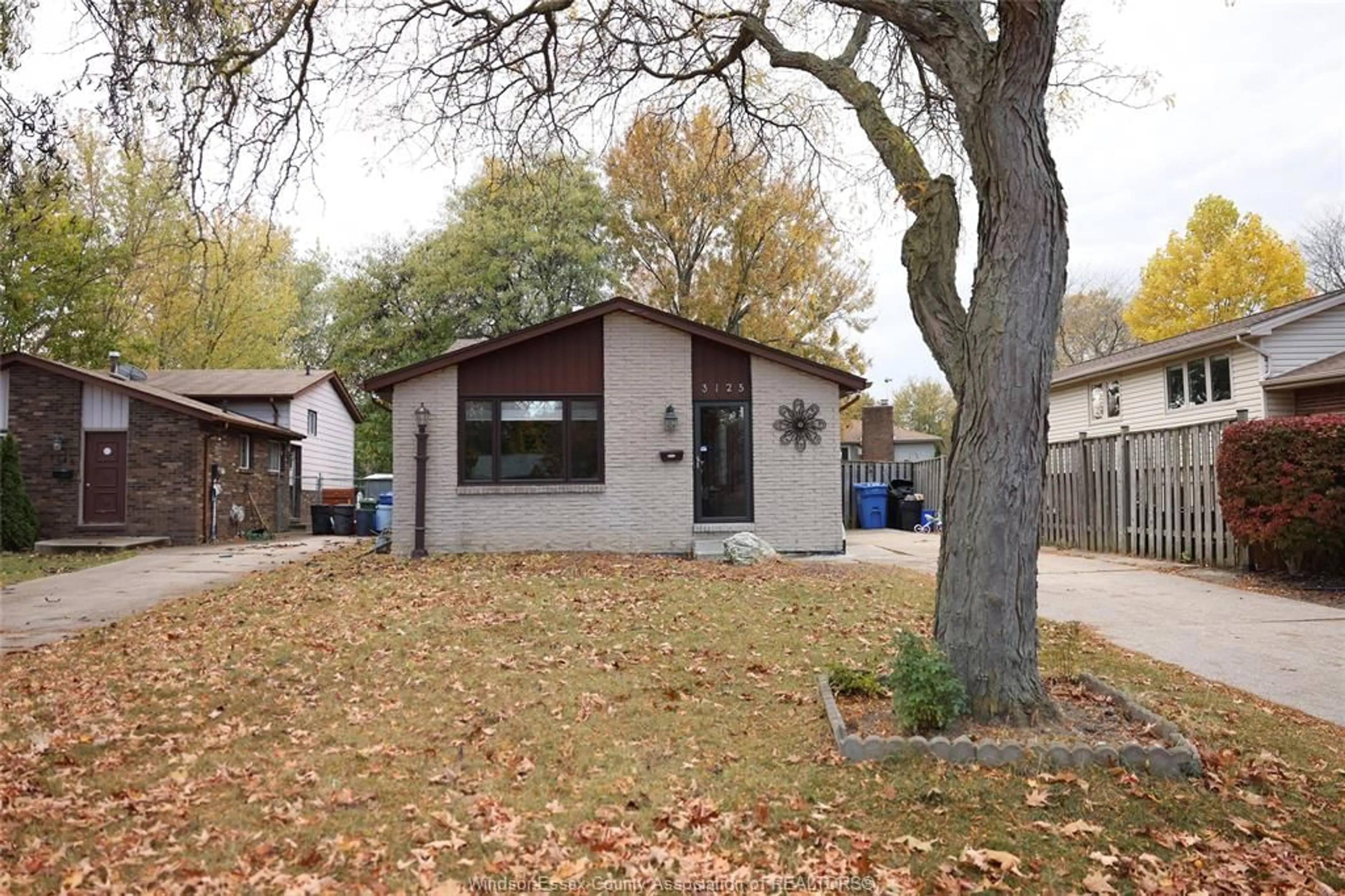 Home with vinyl exterior material, street for 3125 LOCUST Crt, Windsor Ontario N8R 2B1