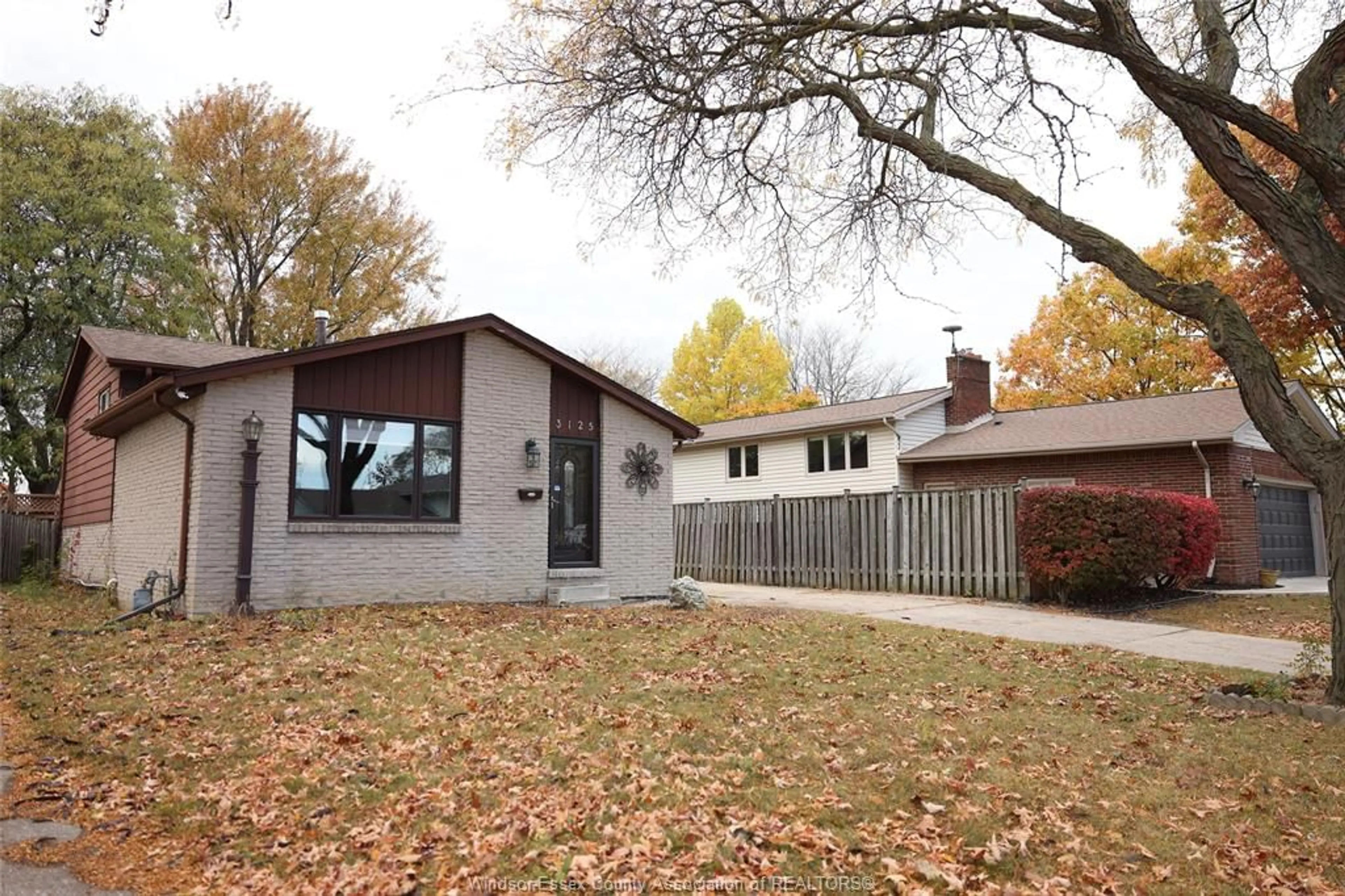 Home with brick exterior material, street for 3125 LOCUST Crt, Windsor Ontario N8R 2B1