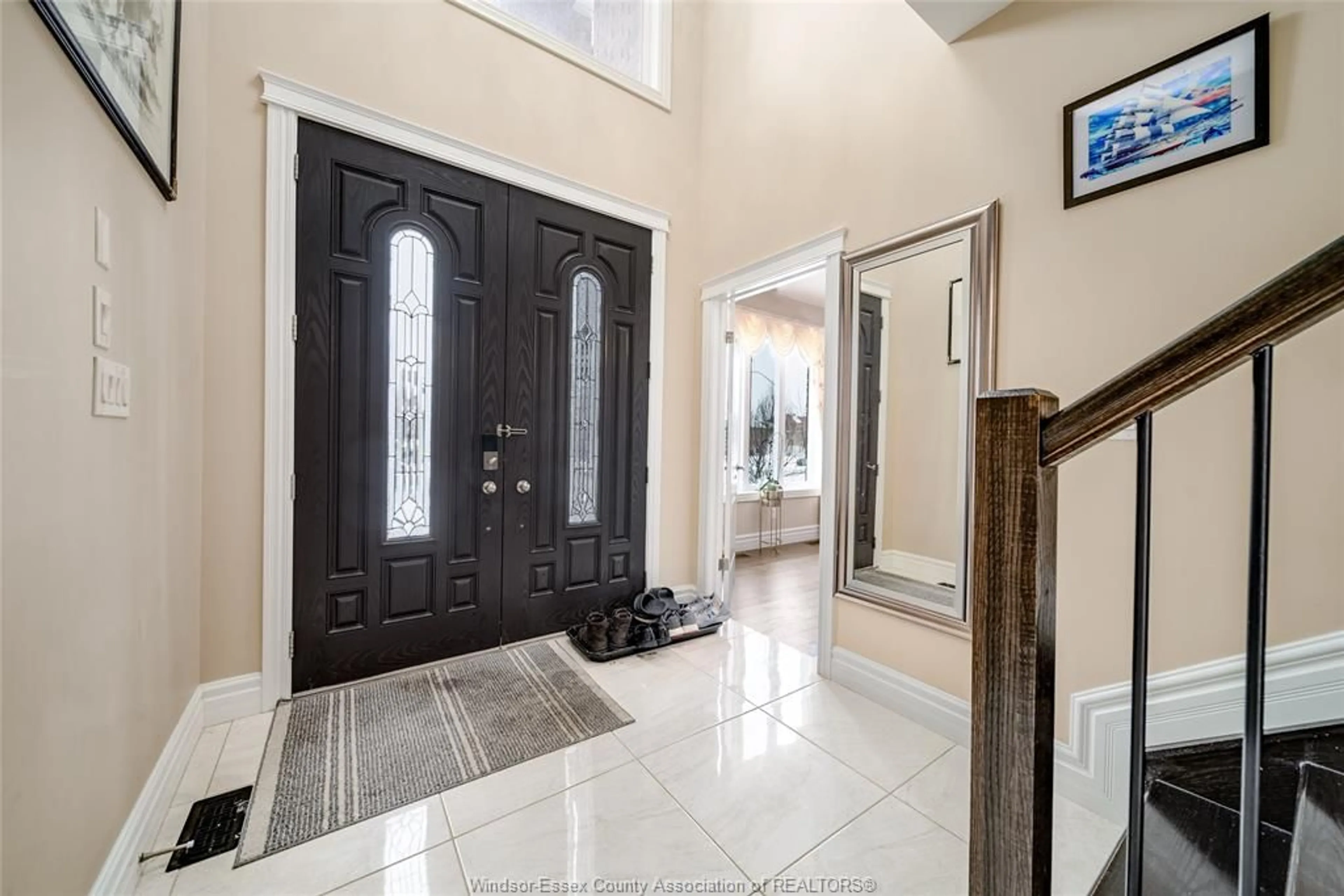 Indoor entryway for 2280 DANDURAND, Windsor Ontario N9E 4Z7